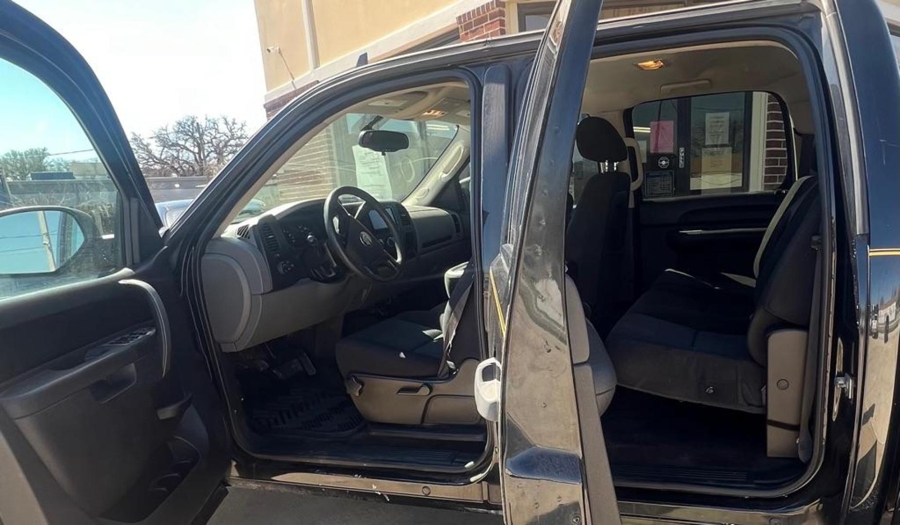 2010 Black GMC SIERRA 1500 SL (3GTRCUEA1AG) with an 4.8L engine, Automatic transmission, located at 4415 NE 28th St, Haltom City, TX, 76117, (817) 222-9334, 32.795322, -97.280937 - Photo#9