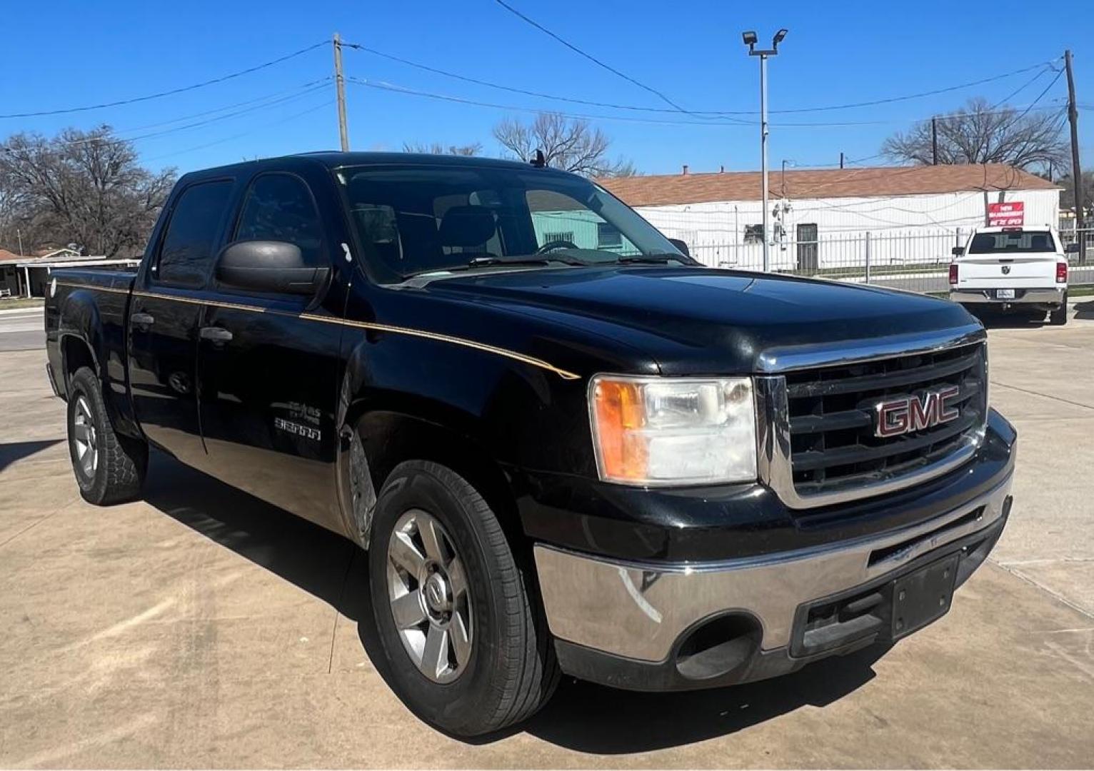 2010 Black GMC SIERRA 1500 SL (3GTRCUEA1AG) with an 4.8L engine, Automatic transmission, located at 4415 NE 28th St, Haltom City, TX, 76117, (817) 222-9334, 32.795322, -97.280937 - Photo#4