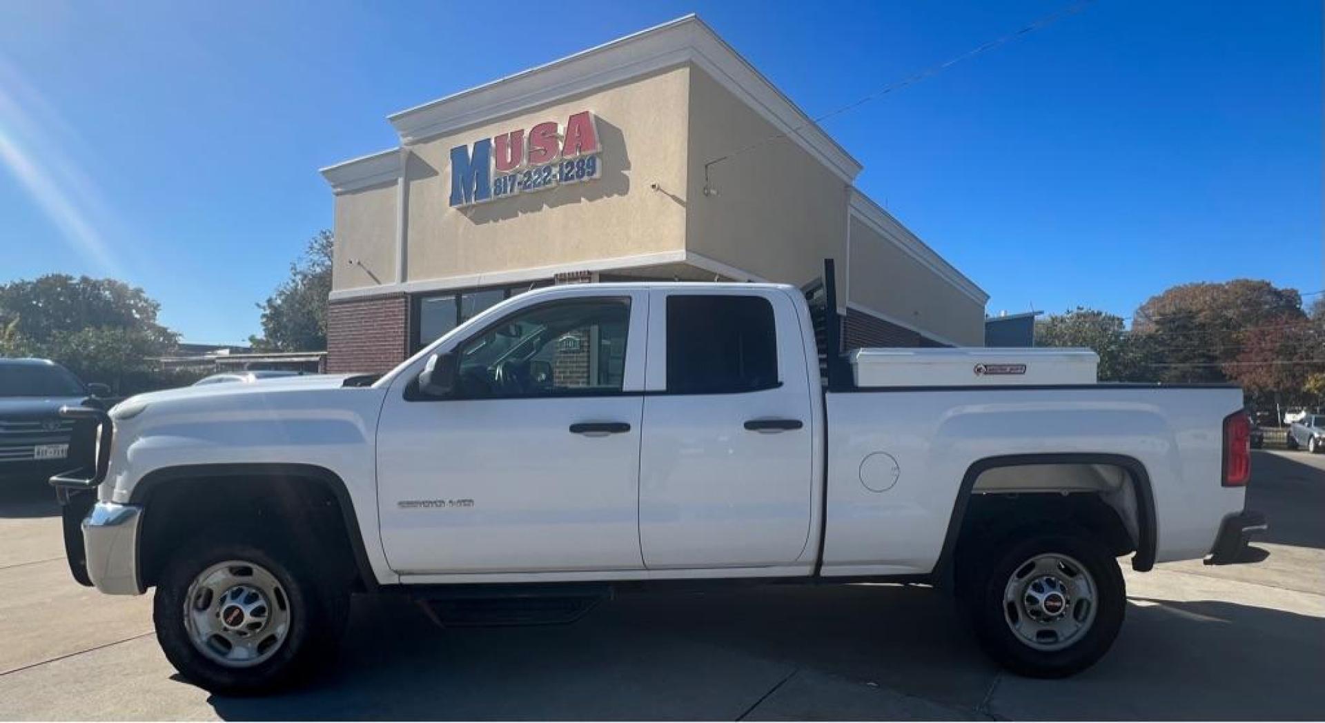 2015 White GMC SIERRA 2500 2500 HEAVY DUTY (1GT21XEG5FZ) with an 6.0L engine, Automatic transmission, located at 4415 NE 28th St, Haltom City, TX, 76117, (817) 222-9334, 32.795322, -97.280937 - Photo#0