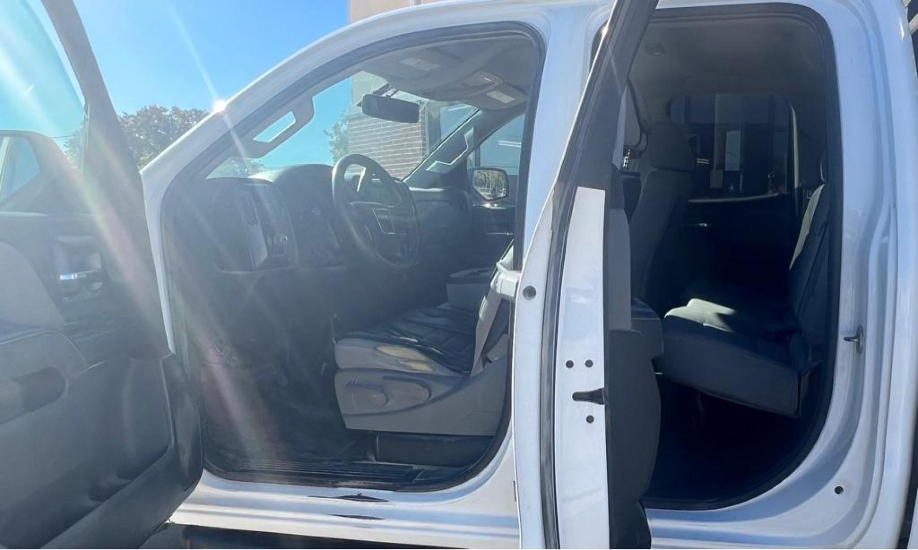 2015 White GMC SIERRA 2500 2500 HEAVY DUTY (1GT21XEG5FZ) with an 6.0L engine, Automatic transmission, located at 4415 NE 28th St, Haltom City, TX, 76117, (817) 222-9334, 32.795322, -97.280937 - Photo#9