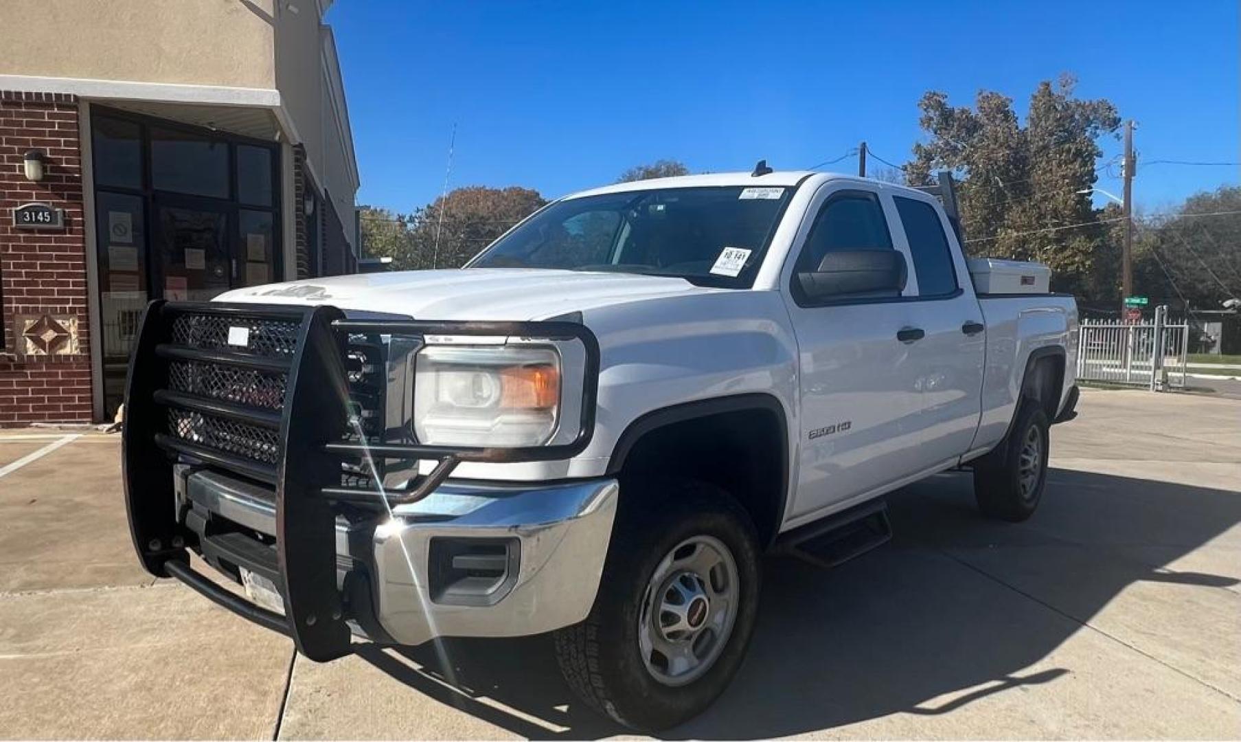 2015 White GMC SIERRA 2500 2500 HEAVY DUTY (1GT21XEG5FZ) with an 6.0L engine, Automatic transmission, located at 4415 NE 28th St, Haltom City, TX, 76117, (817) 222-9334, 32.795322, -97.280937 - Photo#13