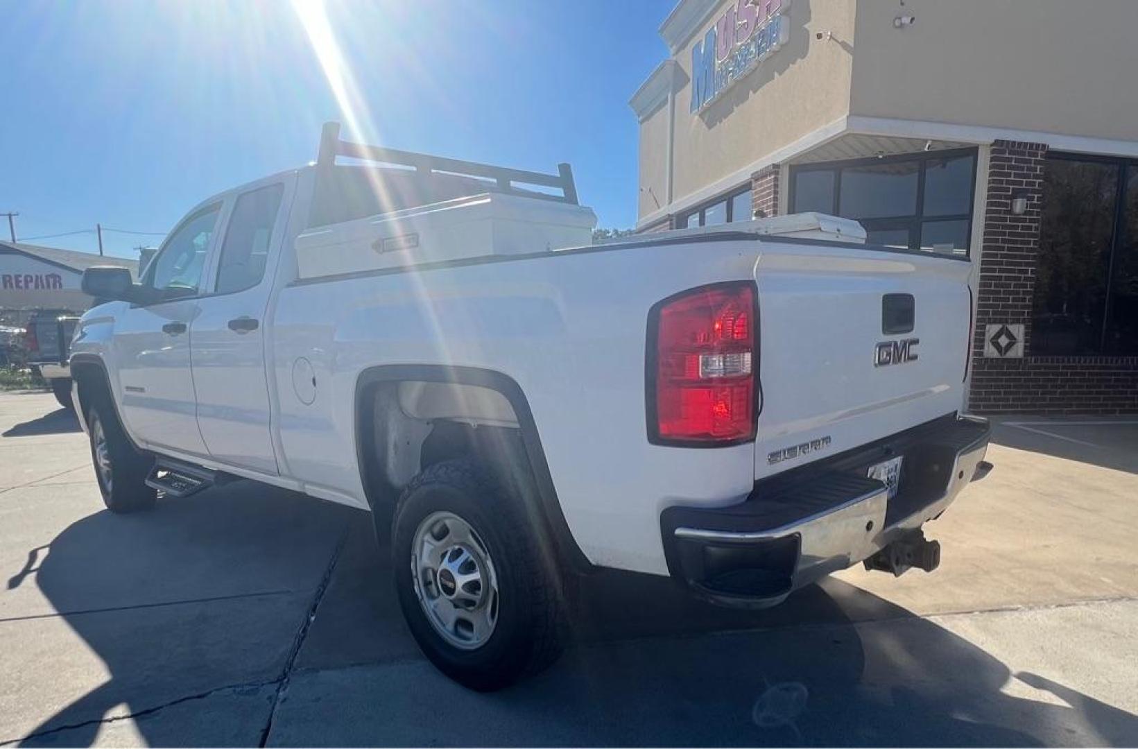 2015 White GMC SIERRA 2500 2500 HEAVY DUTY (1GT21XEG5FZ) with an 6.0L engine, Automatic transmission, located at 4415 NE 28th St, Haltom City, TX, 76117, (817) 222-9334, 32.795322, -97.280937 - Photo#14