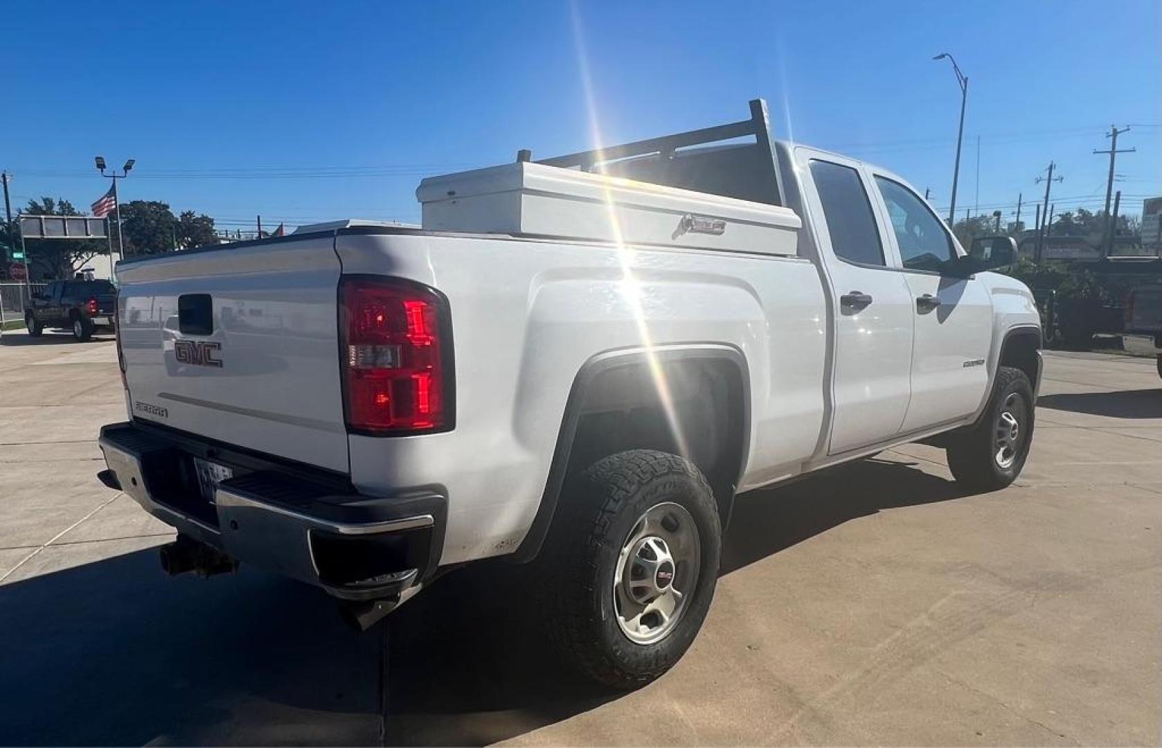 2015 White GMC SIERRA 2500 2500 HEAVY DUTY (1GT21XEG5FZ) with an 6.0L engine, Automatic transmission, located at 4415 NE 28th St, Haltom City, TX, 76117, (817) 222-9334, 32.795322, -97.280937 - Photo#15