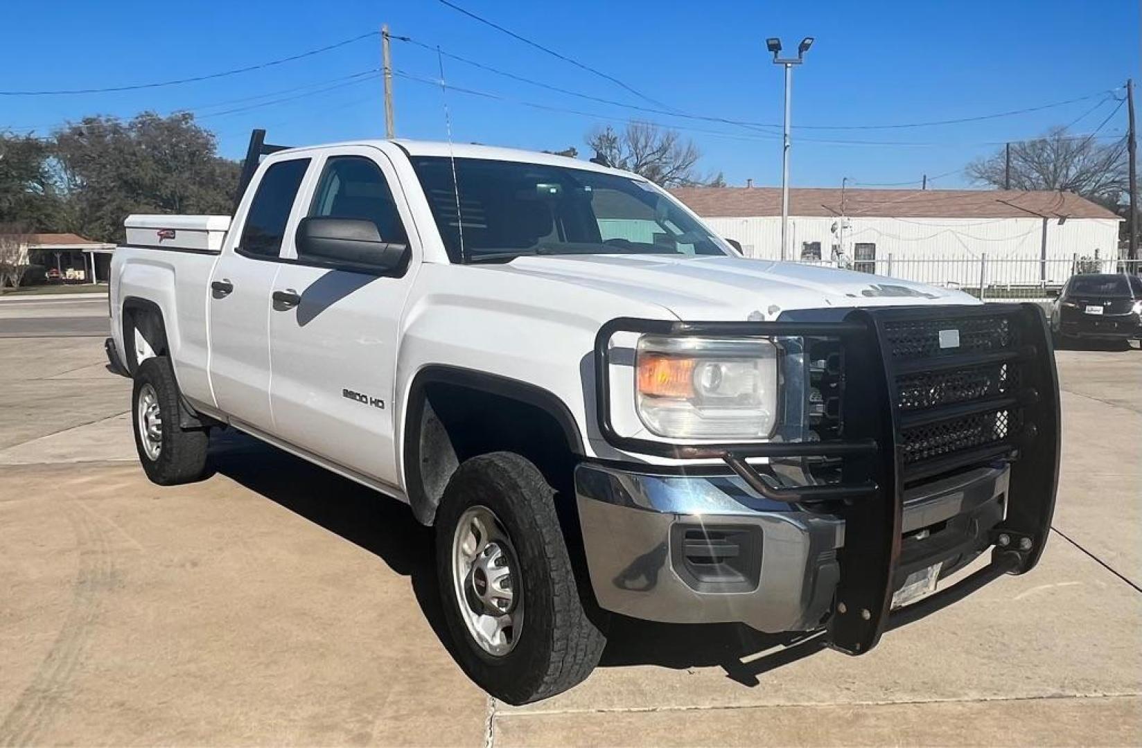 2015 White GMC SIERRA 2500 2500 HEAVY DUTY (1GT21XEG5FZ) with an 6.0L engine, Automatic transmission, located at 4415 NE 28th St, Haltom City, TX, 76117, (817) 222-9334, 32.795322, -97.280937 - Photo#16