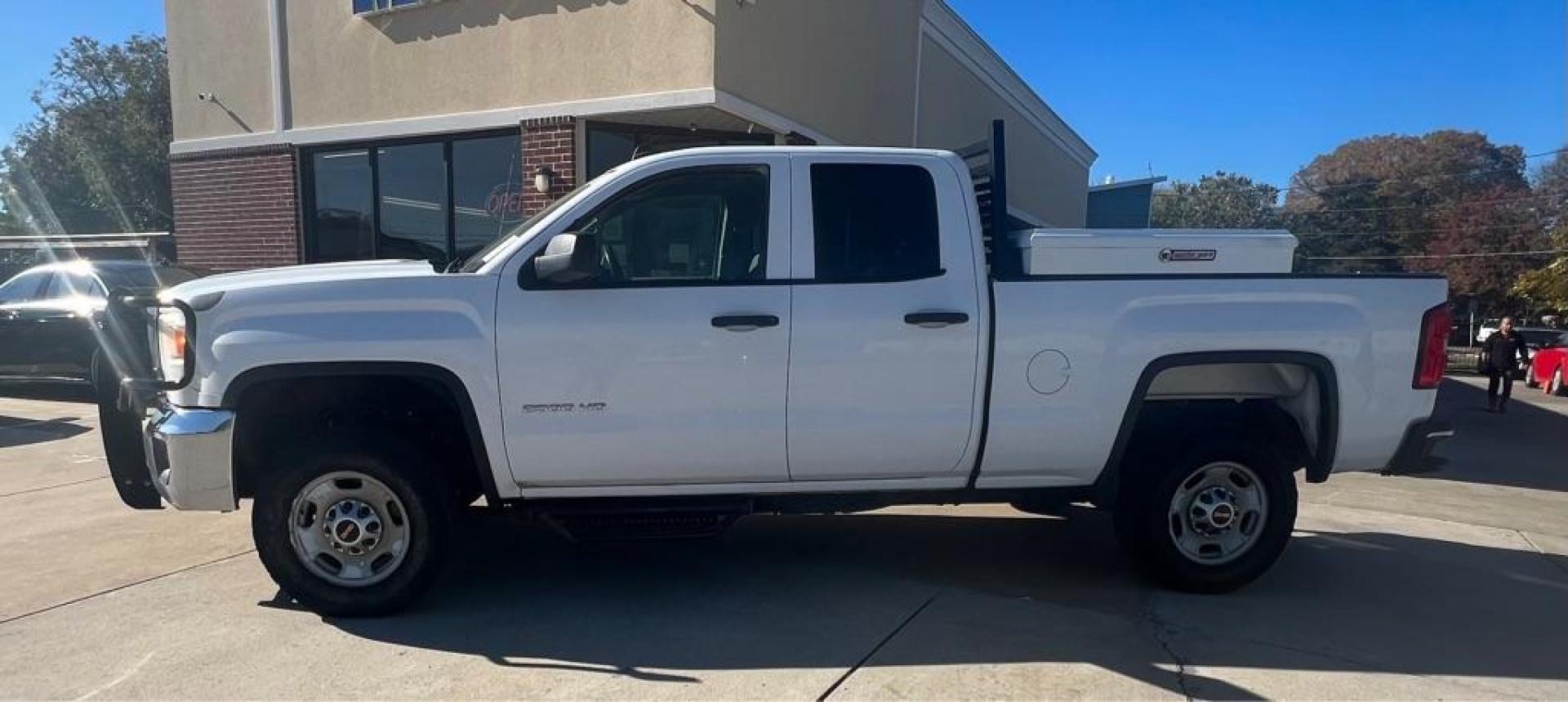 2015 White GMC SIERRA 2500 2500 HEAVY DUTY (1GT21XEG5FZ) with an 6.0L engine, Automatic transmission, located at 4415 NE 28th St, Haltom City, TX, 76117, (817) 222-9334, 32.795322, -97.280937 - Photo#18