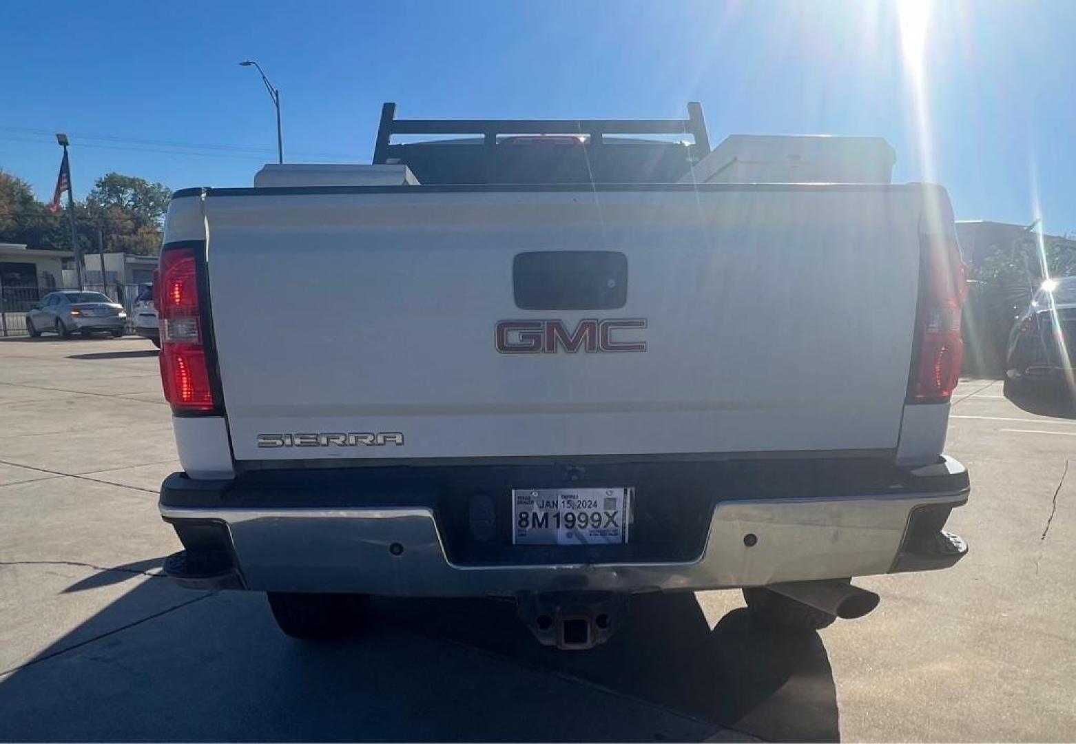 2015 White GMC SIERRA 2500 2500 HEAVY DUTY (1GT21XEG5FZ) with an 6.0L engine, Automatic transmission, located at 4415 NE 28th St, Haltom City, TX, 76117, (817) 222-9334, 32.795322, -97.280937 - Photo#19