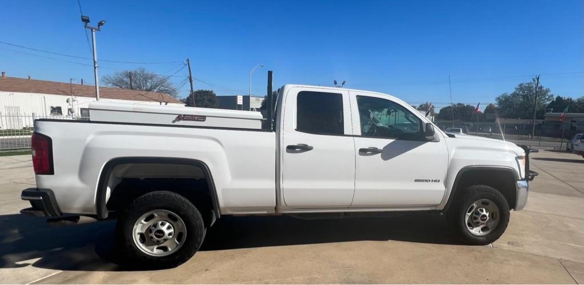 2015 White GMC SIERRA 2500 2500 HEAVY DUTY (1GT21XEG5FZ) with an 6.0L engine, Automatic transmission, located at 4415 NE 28th St, Haltom City, TX, 76117, (817) 222-9334, 32.795322, -97.280937 - Photo#20