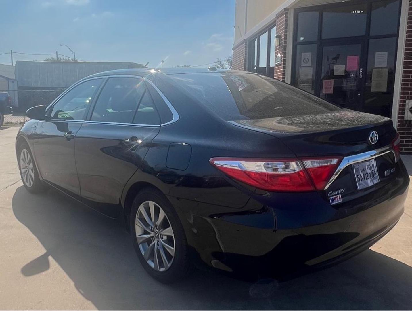 2015 BLACK TOYOTA CAMRY HYBRID (4T1BD1FK3FU) with an 2.5L engine, Continuously Variable transmission, located at 4415 NE 28th St, Haltom City, TX, 76117, (817) 222-9334, 32.795322, -97.280937 - Photo#2