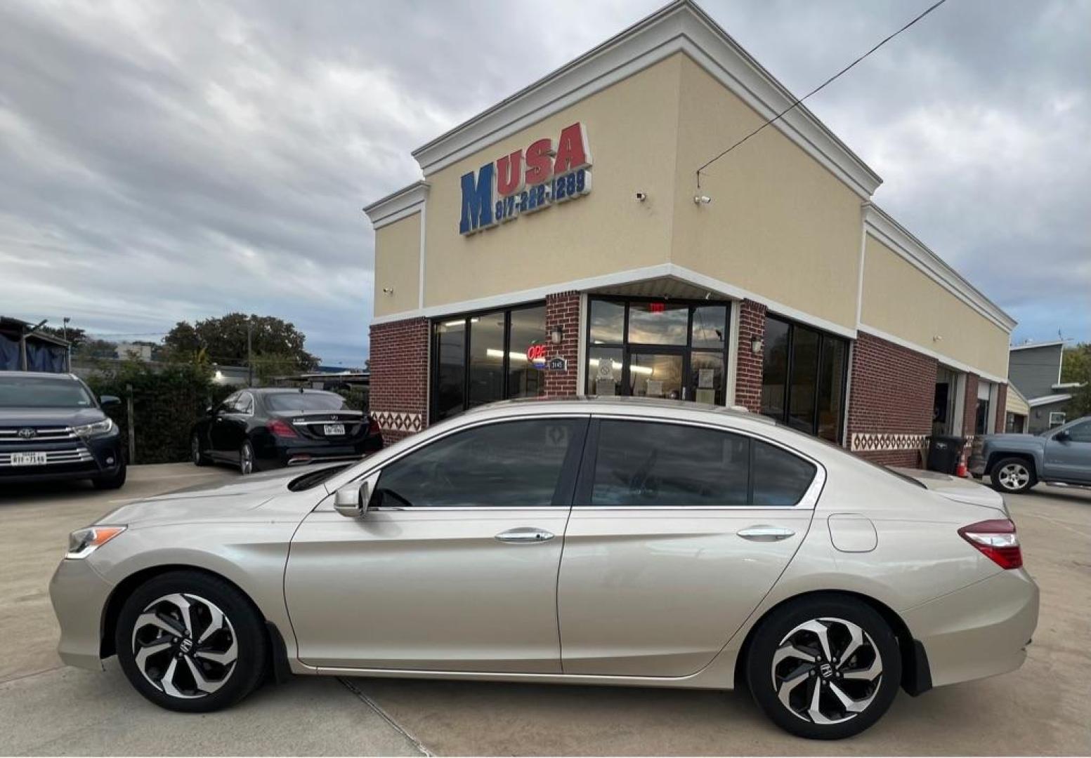 2017 Tan HONDA ACCORD EXL (1HGCR2F86HA) with an 2.4L engine, Automatic transmission, located at 4415 NE 28th St, Haltom City, TX, 76117, (817) 222-9334, 32.795322, -97.280937 - Photo#0