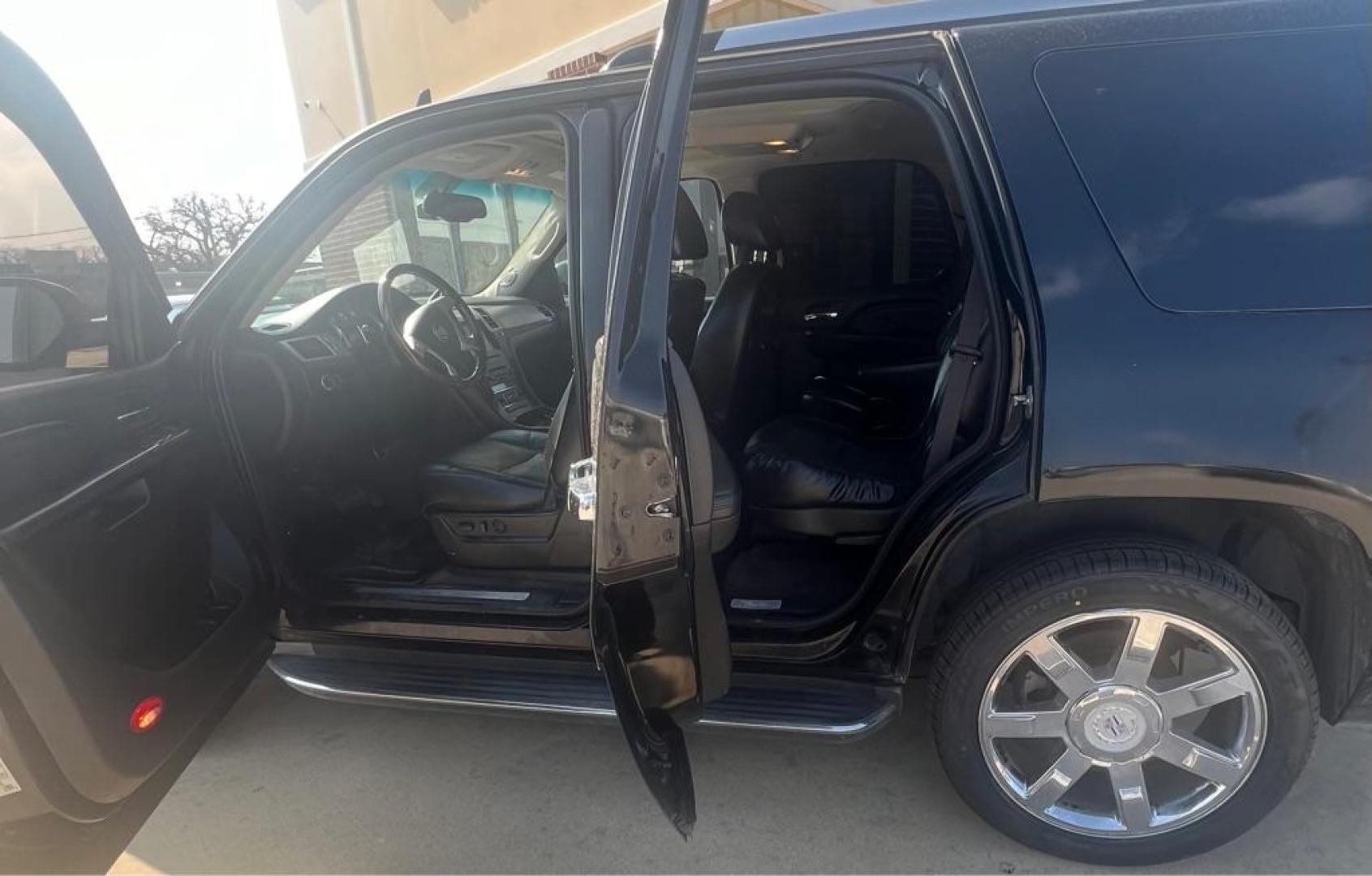 2010 BLACK CADILLAC ESCALADE LUXURY (1GYUCBEF4AR) with an 6.2L engine, Automatic transmission, located at 4415 NE 28th St, Haltom City, TX, 76117, (817) 222-9334, 32.795322, -97.280937 - Photo#9