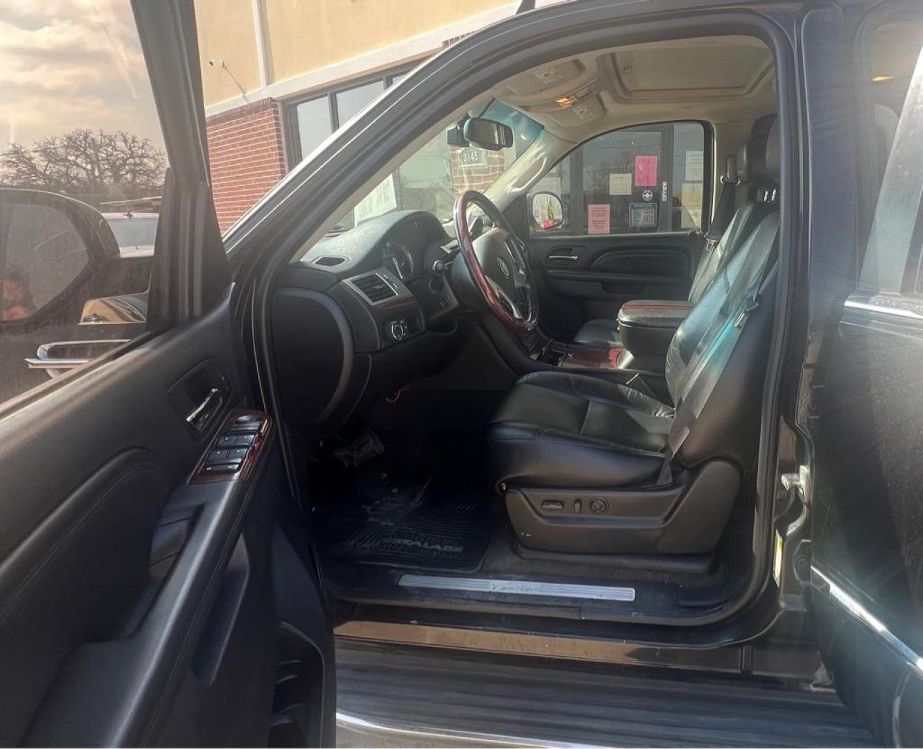 2010 BLACK CADILLAC ESCALADE LUXURY (1GYUCBEF4AR) with an 6.2L engine, Automatic transmission, located at 4415 NE 28th St, Haltom City, TX, 76117, (817) 222-9334, 32.795322, -97.280937 - Photo#10