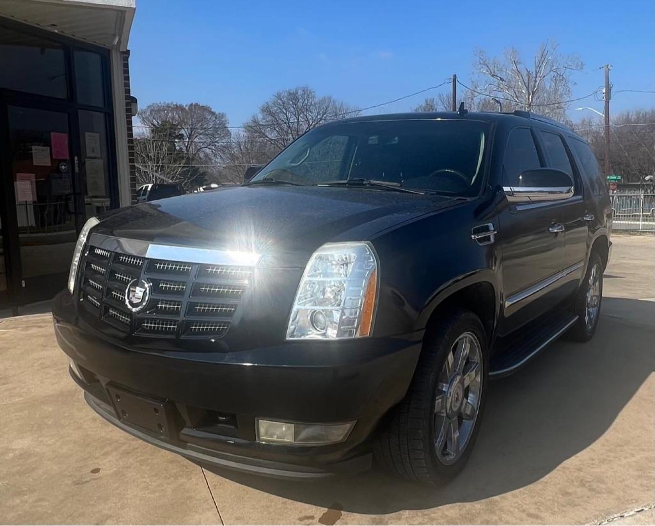 2010 BLACK CADILLAC ESCALADE LUXURY (1GYUCBEF4AR) with an 6.2L engine, Automatic transmission, located at 4415 NE 28th St, Haltom City, TX, 76117, (817) 222-9334, 32.795322, -97.280937 - Photo#1