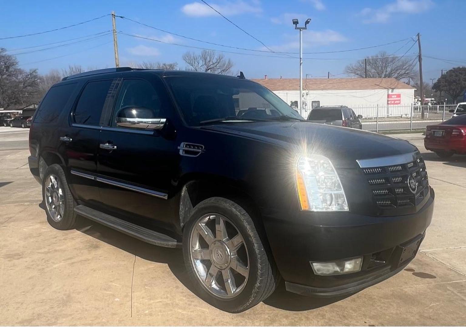 2010 BLACK CADILLAC ESCALADE LUXURY (1GYUCBEF4AR) with an 6.2L engine, Automatic transmission, located at 4415 NE 28th St, Haltom City, TX, 76117, (817) 222-9334, 32.795322, -97.280937 - Photo#4