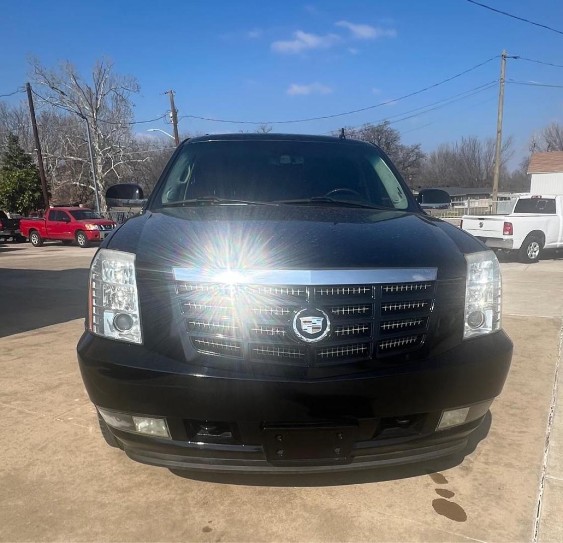 2010 BLACK CADILLAC ESCALADE LUXURY (1GYUCBEF4AR) with an 6.2L engine, Automatic transmission, located at 4415 NE 28th St, Haltom City, TX, 76117, (817) 222-9334, 32.795322, -97.280937 - Photo#5