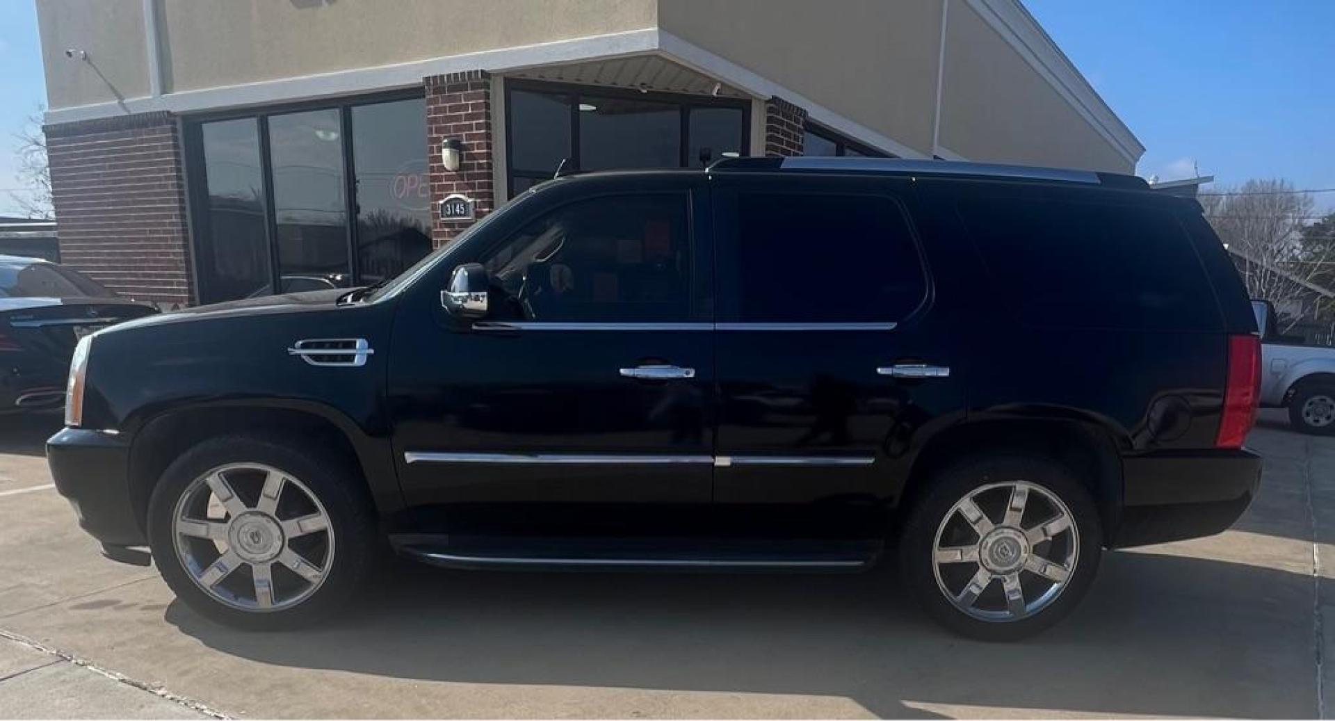 2010 BLACK CADILLAC ESCALADE LUXURY (1GYUCBEF4AR) with an 6.2L engine, Automatic transmission, located at 4415 NE 28th St, Haltom City, TX, 76117, (817) 222-9334, 32.795322, -97.280937 - Photo#6