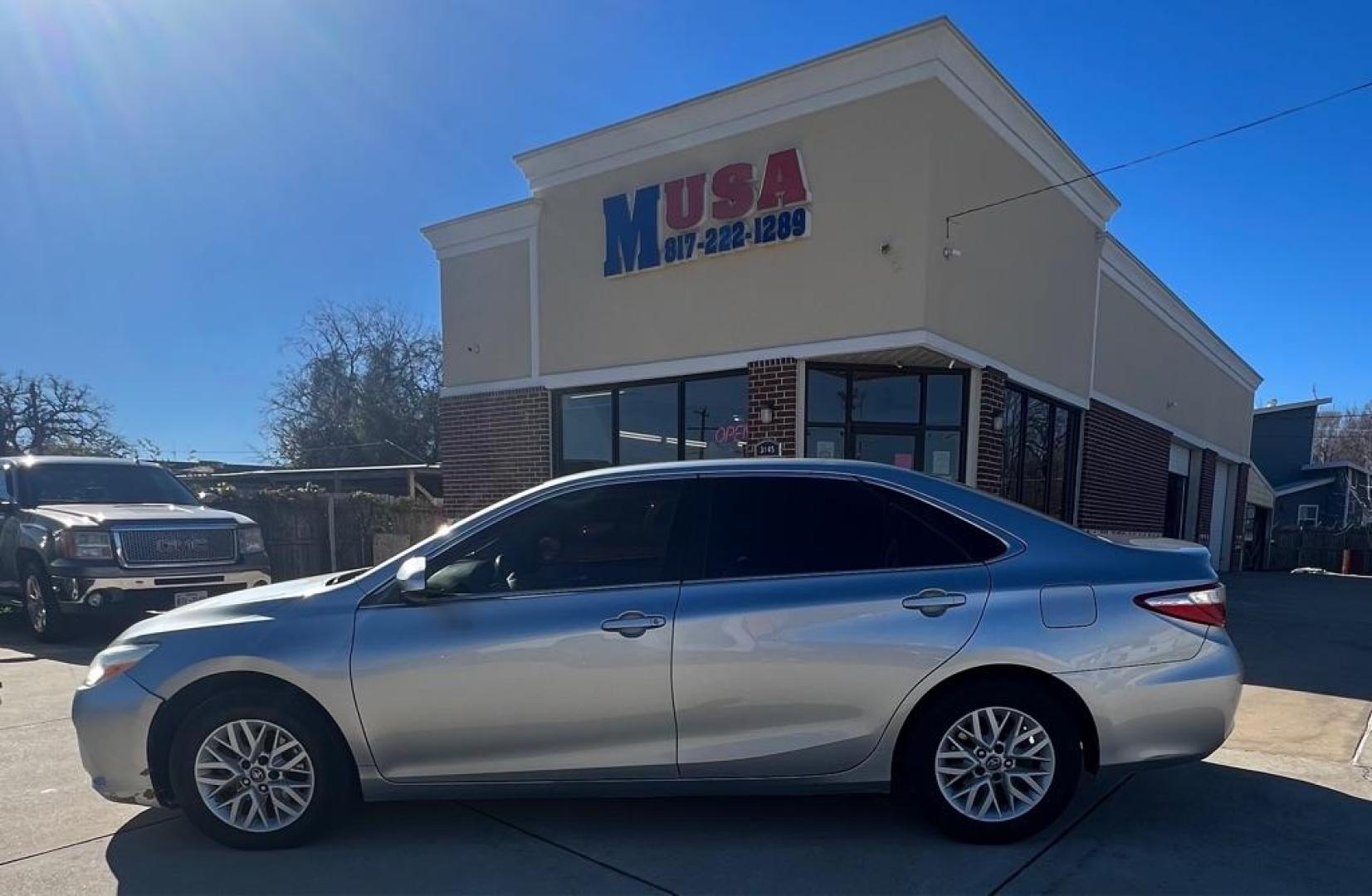 2016 silver TOYOTA CAMRY LE (4T4BF1FKXGR) with an 2.5L engine, Automatic transmission, located at 4415 NE 28th St, Haltom City, TX, 76117, (817) 222-9334, 32.795322, -97.280937 - Photo#0