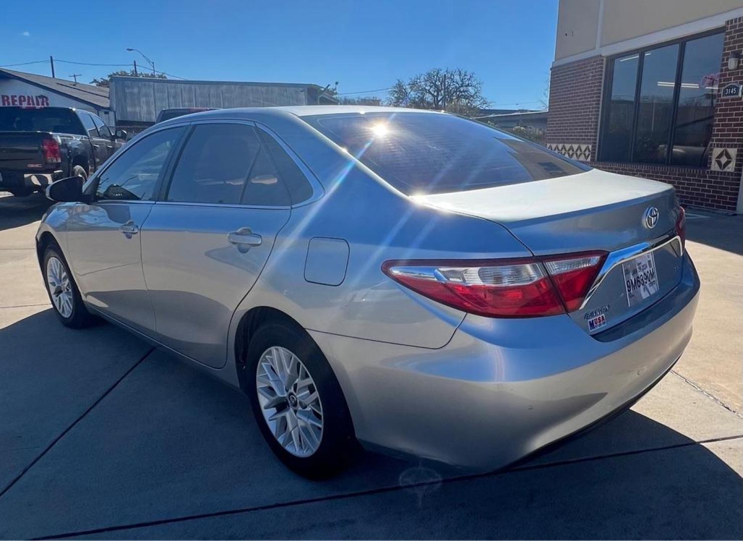 2016 silver TOYOTA CAMRY LE (4T4BF1FKXGR) with an 2.5L engine, Automatic transmission, located at 4415 NE 28th St, Haltom City, TX, 76117, (817) 222-9334, 32.795322, -97.280937 - Photo#2