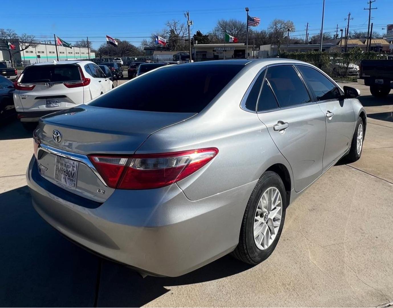 2016 silver TOYOTA CAMRY LE (4T4BF1FKXGR) with an 2.5L engine, Automatic transmission, located at 4415 NE 28th St, Haltom City, TX, 76117, (817) 222-9334, 32.795322, -97.280937 - Photo#3