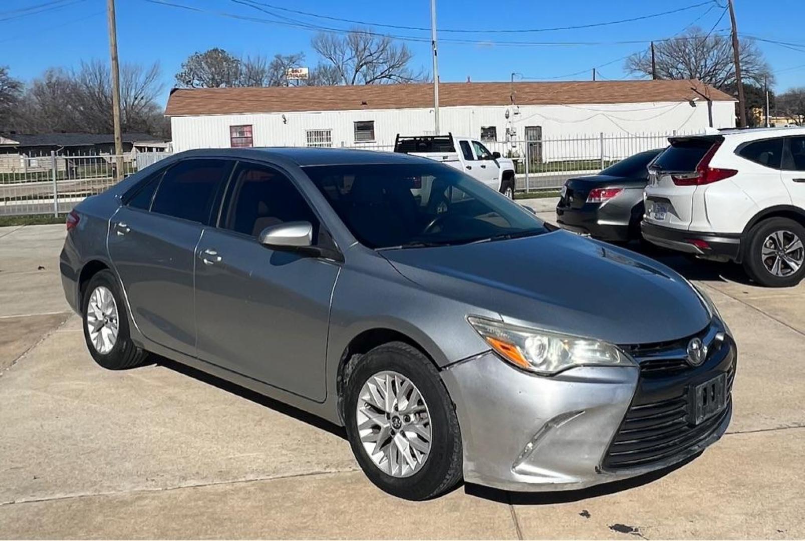 2016 silver TOYOTA CAMRY LE (4T4BF1FKXGR) with an 2.5L engine, Automatic transmission, located at 4415 NE 28th St, Haltom City, TX, 76117, (817) 222-9334, 32.795322, -97.280937 - Photo#4