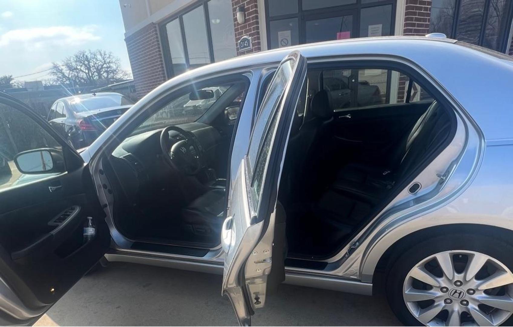 2007 silver HONDA ACCORD EX (1HGCM66547A) with an 3.0L engine, Automatic transmission, located at 4415 NE 28th St, Haltom City, TX, 76117, (817) 222-9334, 32.795322, -97.280937 - Photo#9