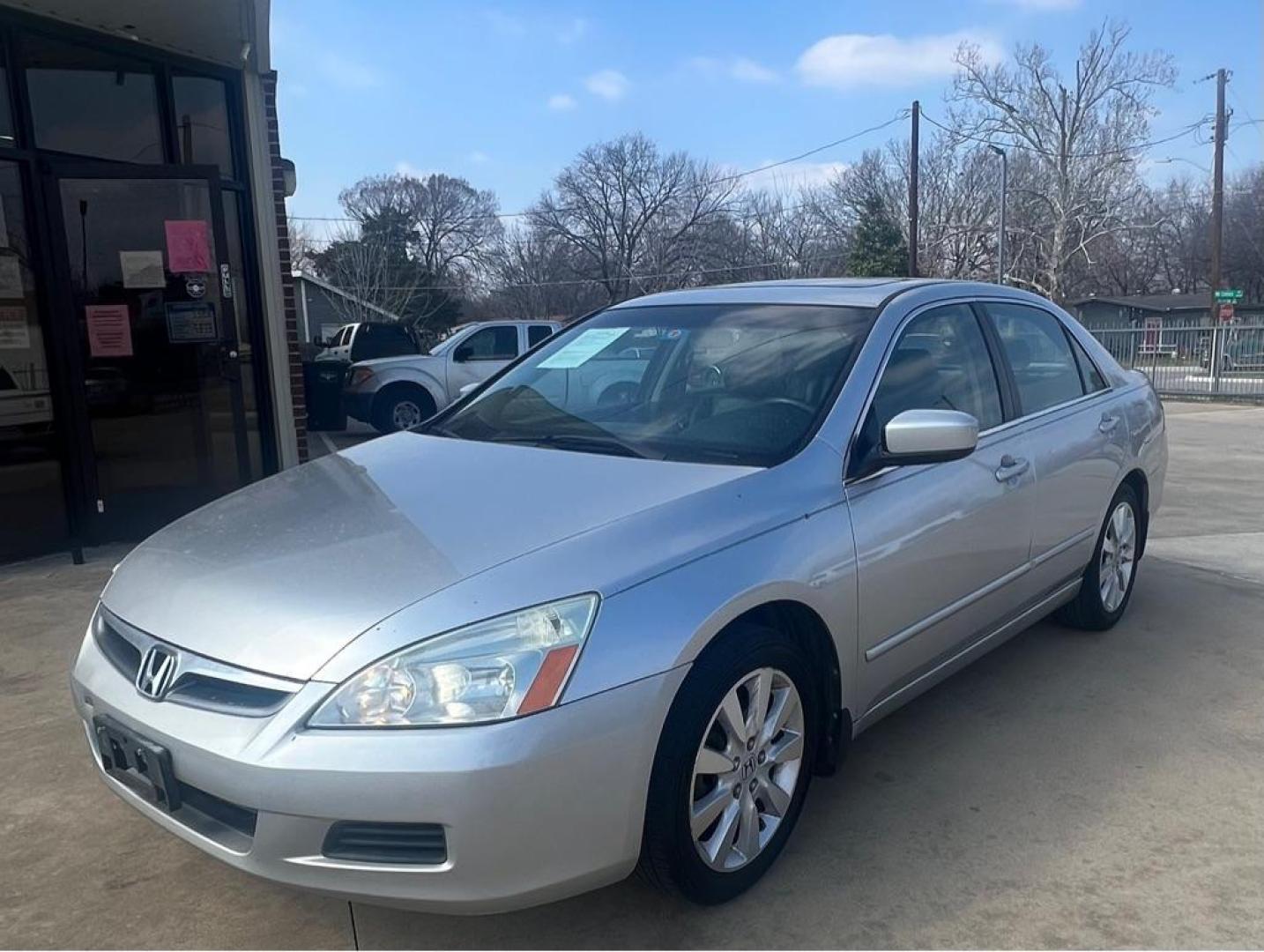 2007 silver HONDA ACCORD EX (1HGCM66547A) with an 3.0L engine, Automatic transmission, located at 4415 NE 28th St, Haltom City, TX, 76117, (817) 222-9334, 32.795322, -97.280937 - Photo#1