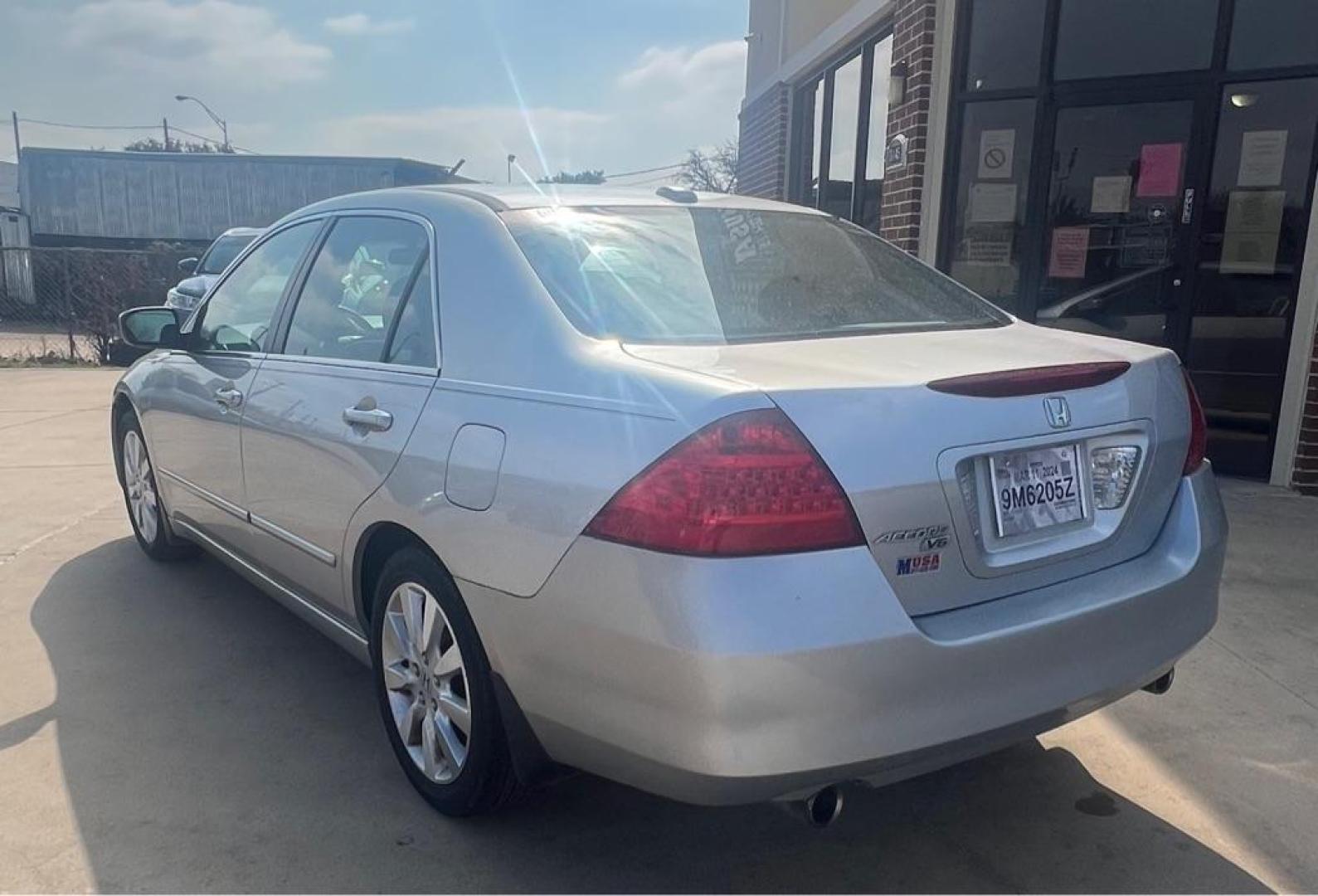 2007 silver HONDA ACCORD EX (1HGCM66547A) with an 3.0L engine, Automatic transmission, located at 4415 NE 28th St, Haltom City, TX, 76117, (817) 222-9334, 32.795322, -97.280937 - Photo#2