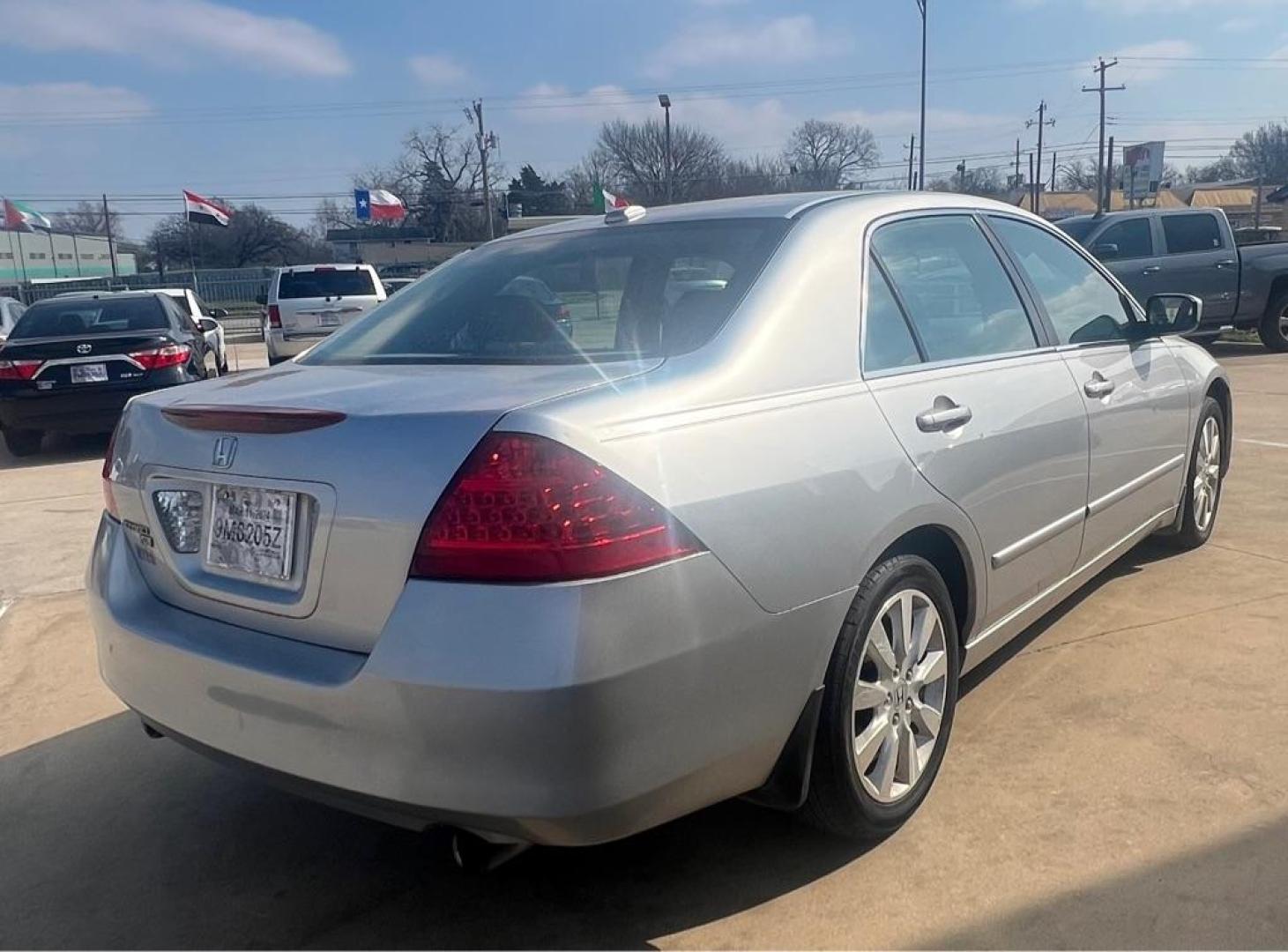 2007 silver HONDA ACCORD EX (1HGCM66547A) with an 3.0L engine, Automatic transmission, located at 4415 NE 28th St, Haltom City, TX, 76117, (817) 222-9334, 32.795322, -97.280937 - Photo#3