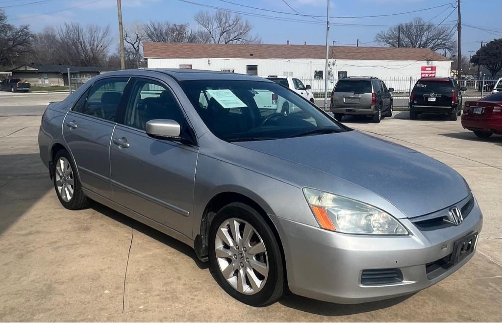 2007 silver HONDA ACCORD EX (1HGCM66547A) with an 3.0L engine, Automatic transmission, located at 4415 NE 28th St, Haltom City, TX, 76117, (817) 222-9334, 32.795322, -97.280937 - Photo#4