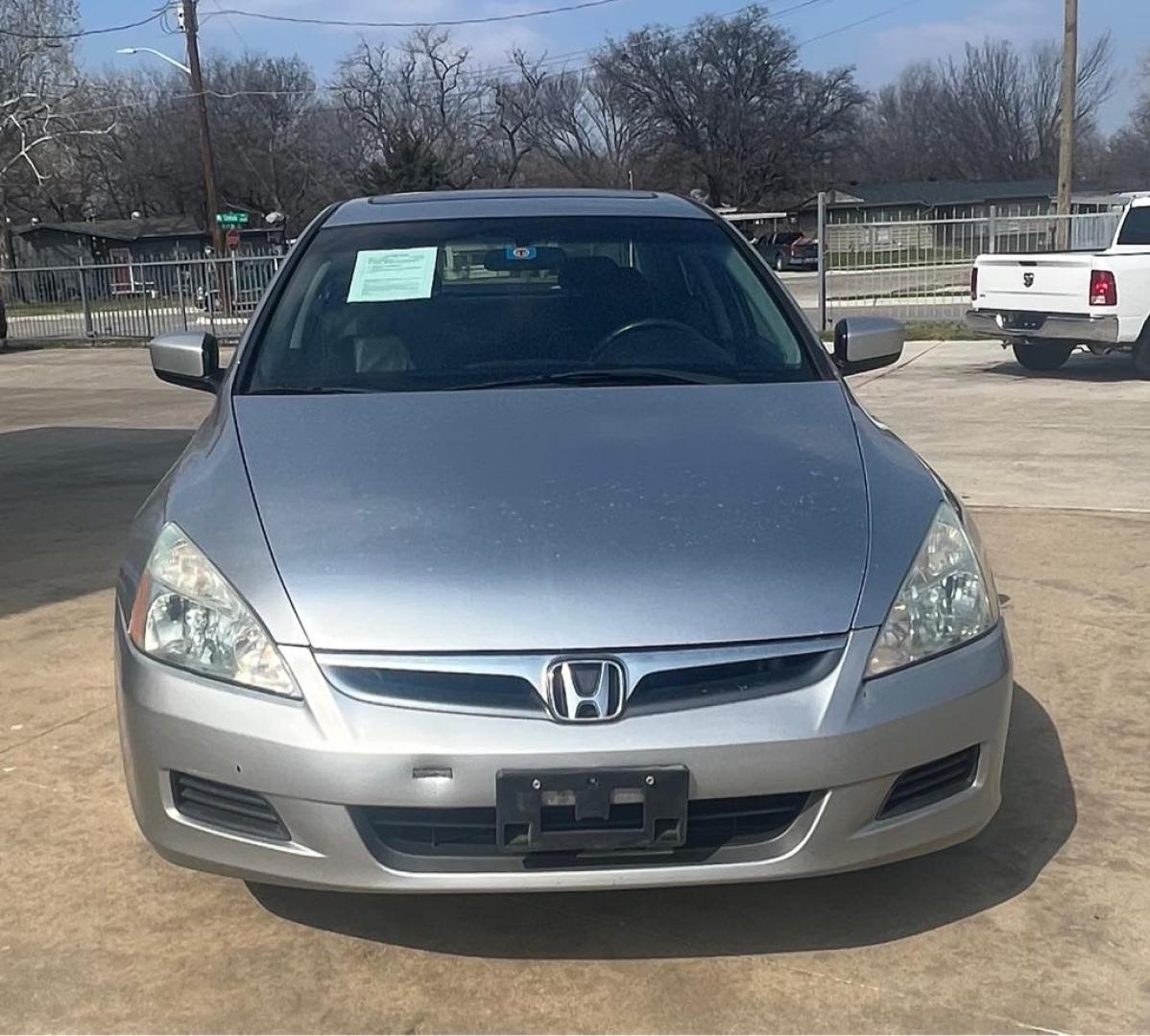 2007 silver HONDA ACCORD EX (1HGCM66547A) with an 3.0L engine, Automatic transmission, located at 4415 NE 28th St, Haltom City, TX, 76117, (817) 222-9334, 32.795322, -97.280937 - Photo#5