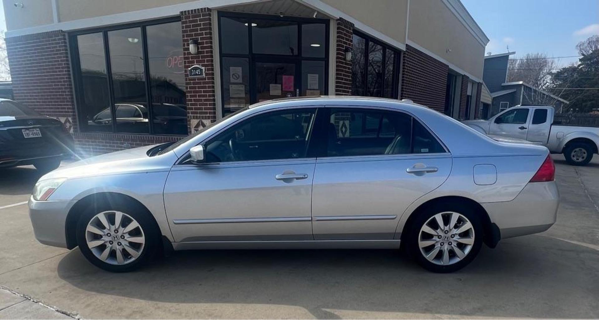 2007 silver HONDA ACCORD EX (1HGCM66547A) with an 3.0L engine, Automatic transmission, located at 4415 NE 28th St, Haltom City, TX, 76117, (817) 222-9334, 32.795322, -97.280937 - Photo#6