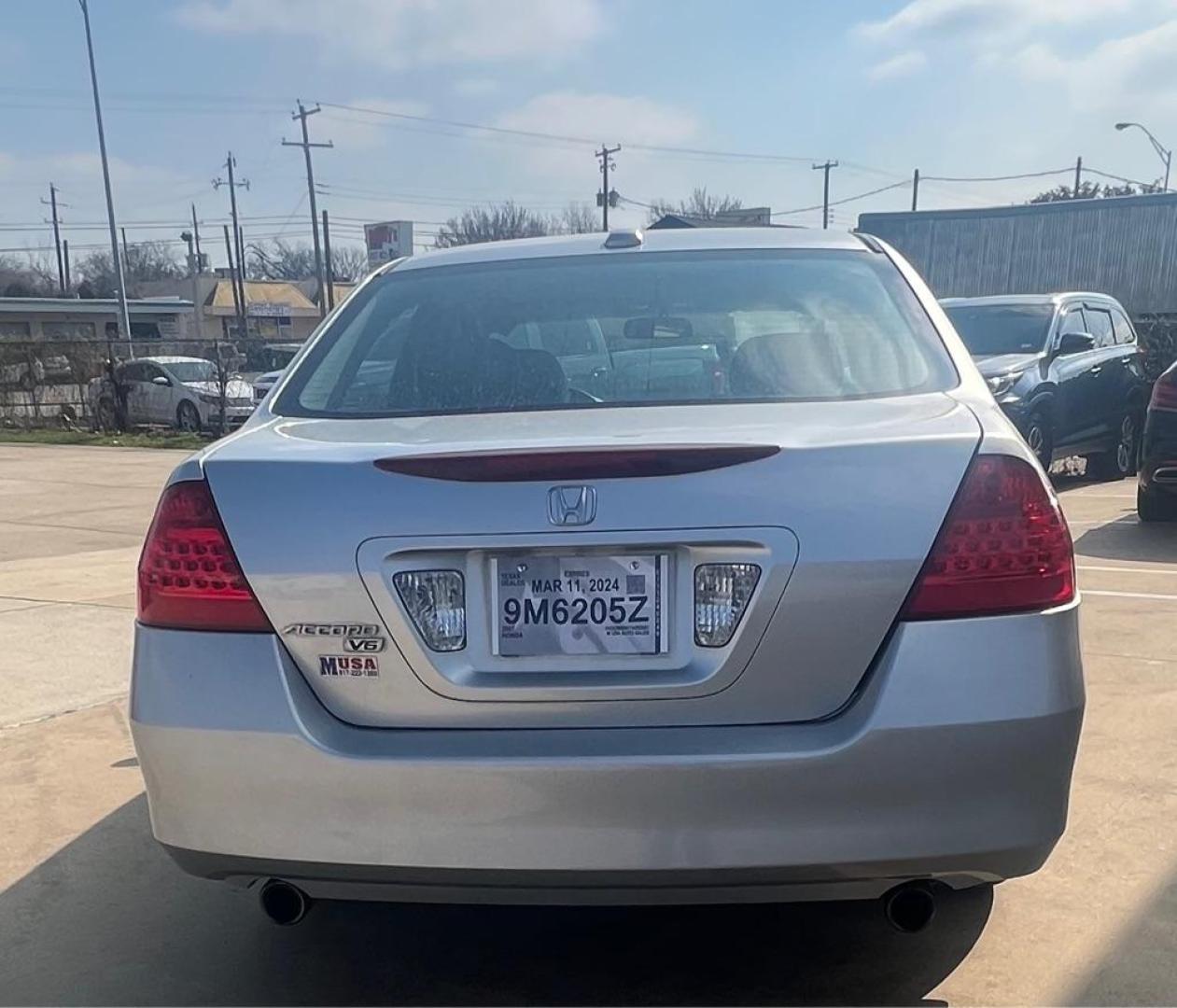 2007 silver HONDA ACCORD EX (1HGCM66547A) with an 3.0L engine, Automatic transmission, located at 4415 NE 28th St, Haltom City, TX, 76117, (817) 222-9334, 32.795322, -97.280937 - Photo#7