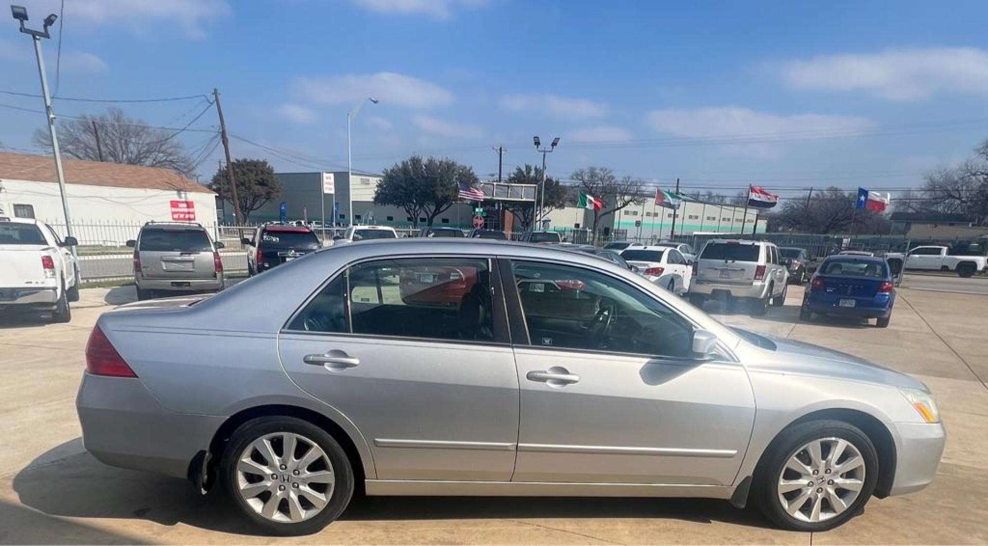 2007 silver HONDA ACCORD EX (1HGCM66547A) with an 3.0L engine, Automatic transmission, located at 4415 NE 28th St, Haltom City, TX, 76117, (817) 222-9334, 32.795322, -97.280937 - Photo#8