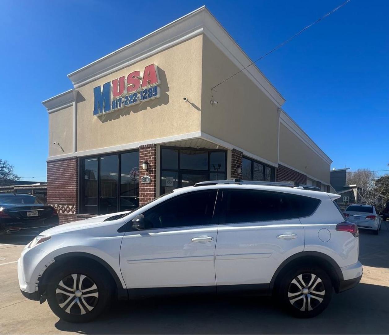 2016 White TOYOTA RAV4 LE (2T3ZFREV3GW) with an 2.5L engine, Automatic transmission, located at 4415 NE 28th St, Haltom City, TX, 76117, (817) 222-9334, 32.795322, -97.280937 - Photo#0