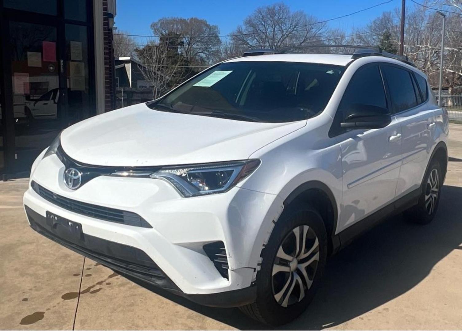 2016 White TOYOTA RAV4 LE (2T3ZFREV3GW) with an 2.5L engine, Automatic transmission, located at 4415 NE 28th St, Haltom City, TX, 76117, (817) 222-9334, 32.795322, -97.280937 - Photo#1