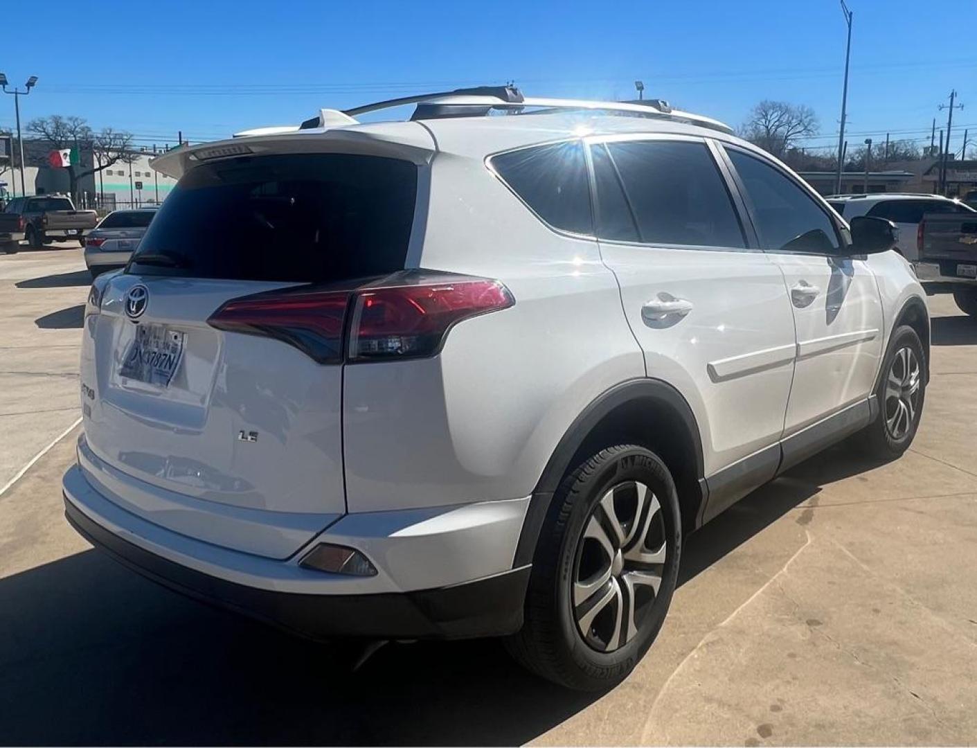 2016 White TOYOTA RAV4 LE (2T3ZFREV3GW) with an 2.5L engine, Automatic transmission, located at 4415 NE 28th St, Haltom City, TX, 76117, (817) 222-9334, 32.795322, -97.280937 - Photo#3