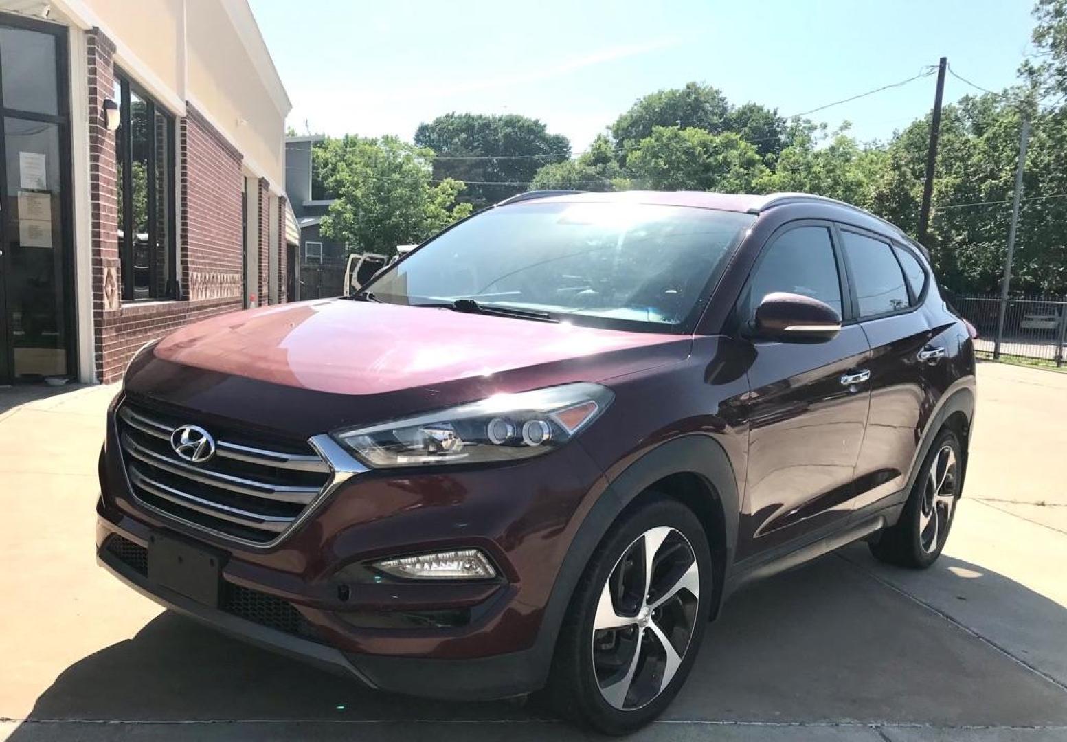 2016 Maroon HYUNDAI TUCSON LIMITED (KM8J33A28GU) with an 1.6L engine, Automatic transmission, located at 4415 NE 28th St, Haltom City, TX, 76117, (817) 222-9334, 32.795322, -97.280937 - Photo#1