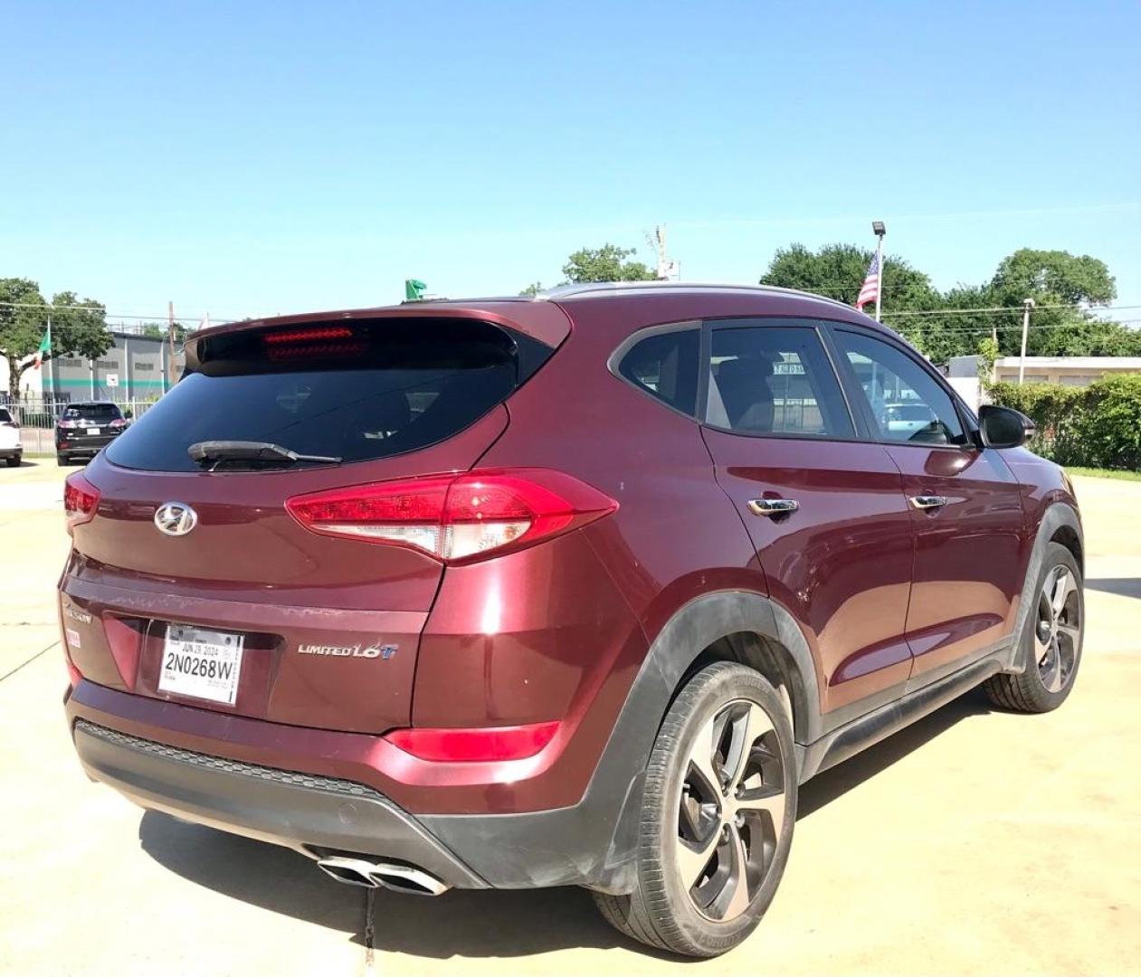 2016 Maroon HYUNDAI TUCSON LIMITED (KM8J33A28GU) with an 1.6L engine, Automatic transmission, located at 4415 NE 28th St, Haltom City, TX, 76117, (817) 222-9334, 32.795322, -97.280937 - Photo#3