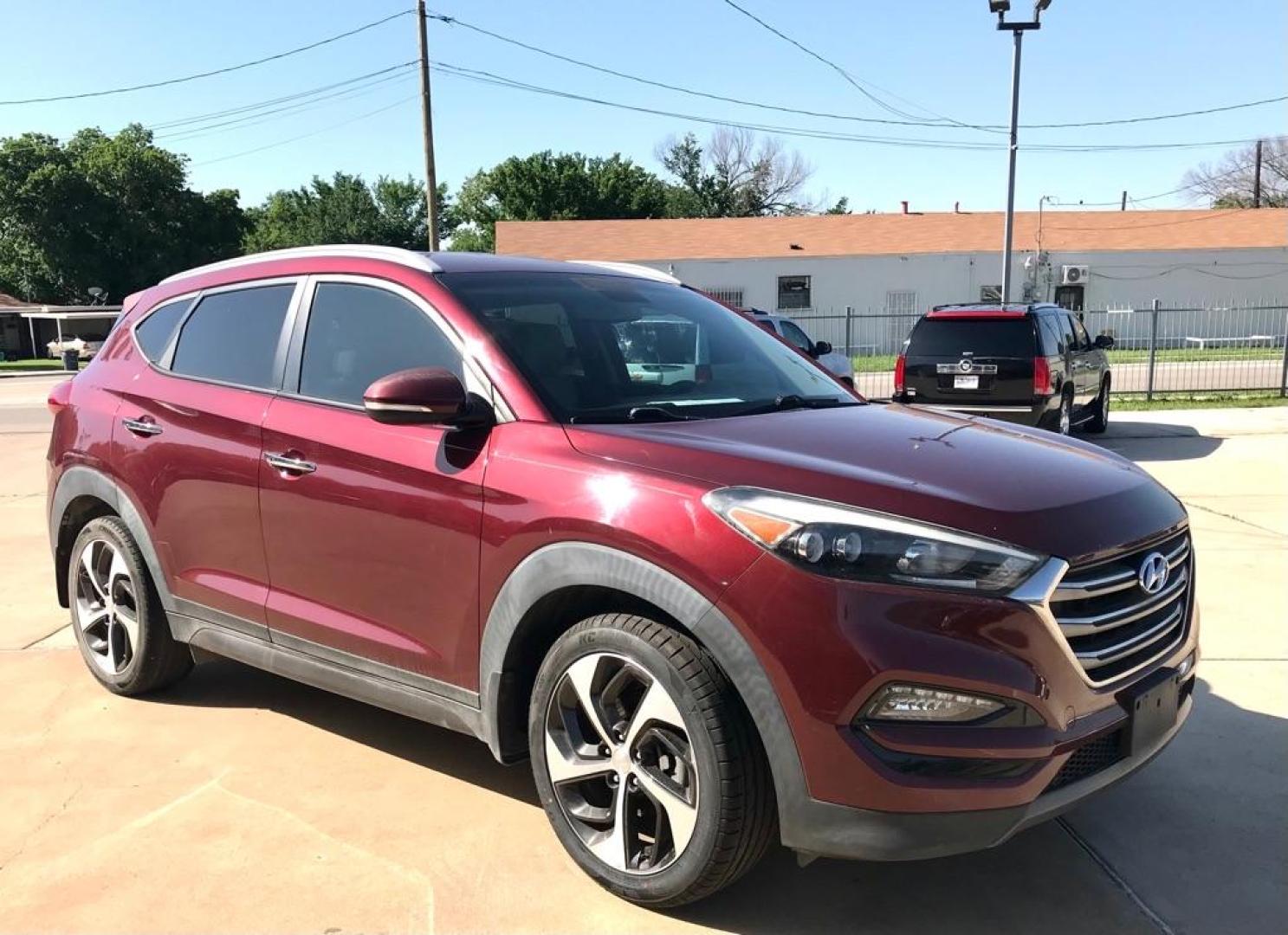 2016 Maroon HYUNDAI TUCSON LIMITED (KM8J33A28GU) with an 1.6L engine, Automatic transmission, located at 4415 NE 28th St, Haltom City, TX, 76117, (817) 222-9334, 32.795322, -97.280937 - Photo#4