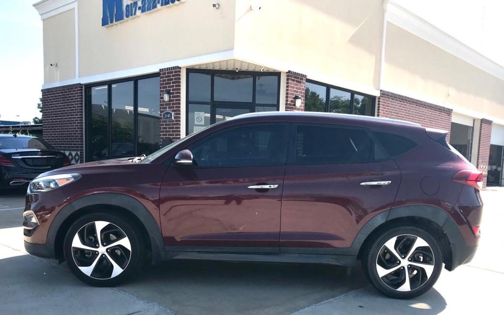 2016 Maroon HYUNDAI TUCSON LIMITED (KM8J33A28GU) with an 1.6L engine, Automatic transmission, located at 4415 NE 28th St, Haltom City, TX, 76117, (817) 222-9334, 32.795322, -97.280937 - Photo#5