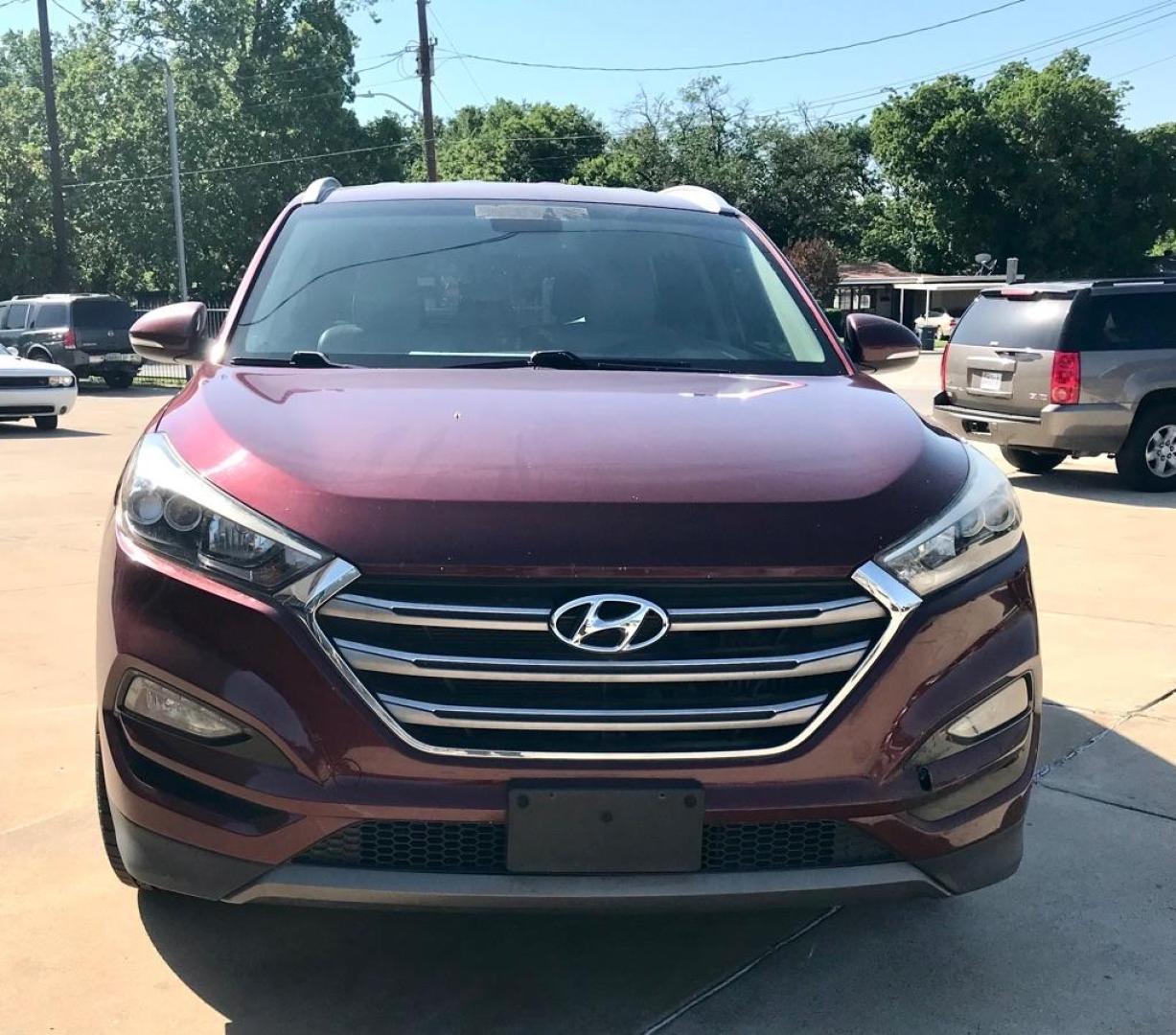 2016 Maroon HYUNDAI TUCSON LIMITED (KM8J33A28GU) with an 1.6L engine, Automatic transmission, located at 4415 NE 28th St, Haltom City, TX, 76117, (817) 222-9334, 32.795322, -97.280937 - Photo#6