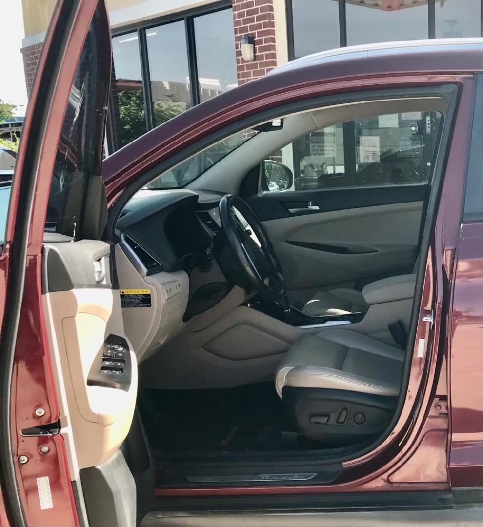 2016 Maroon HYUNDAI TUCSON LIMITED (KM8J33A28GU) with an 1.6L engine, Automatic transmission, located at 4415 NE 28th St, Haltom City, TX, 76117, (817) 222-9334, 32.795322, -97.280937 - Photo#7