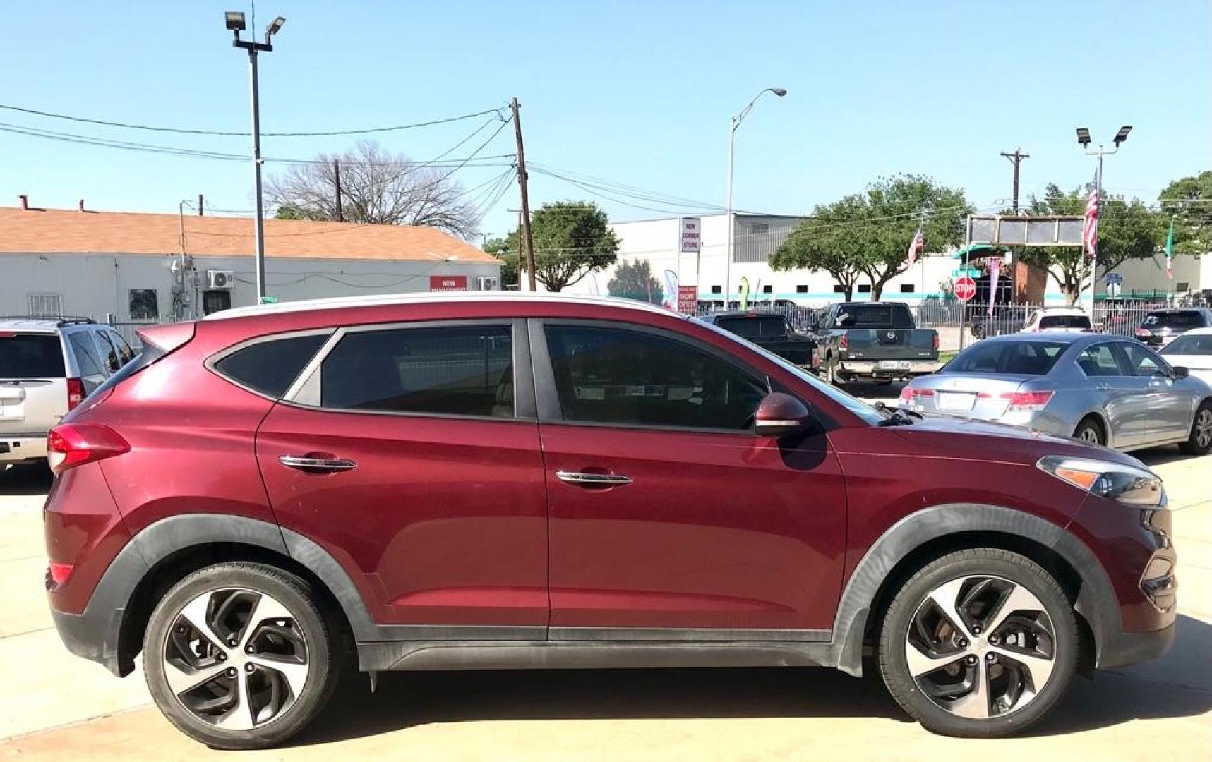 2016 Maroon HYUNDAI TUCSON LIMITED (KM8J33A28GU) with an 1.6L engine, Automatic transmission, located at 4415 NE 28th St, Haltom City, TX, 76117, (817) 222-9334, 32.795322, -97.280937 - Photo#8