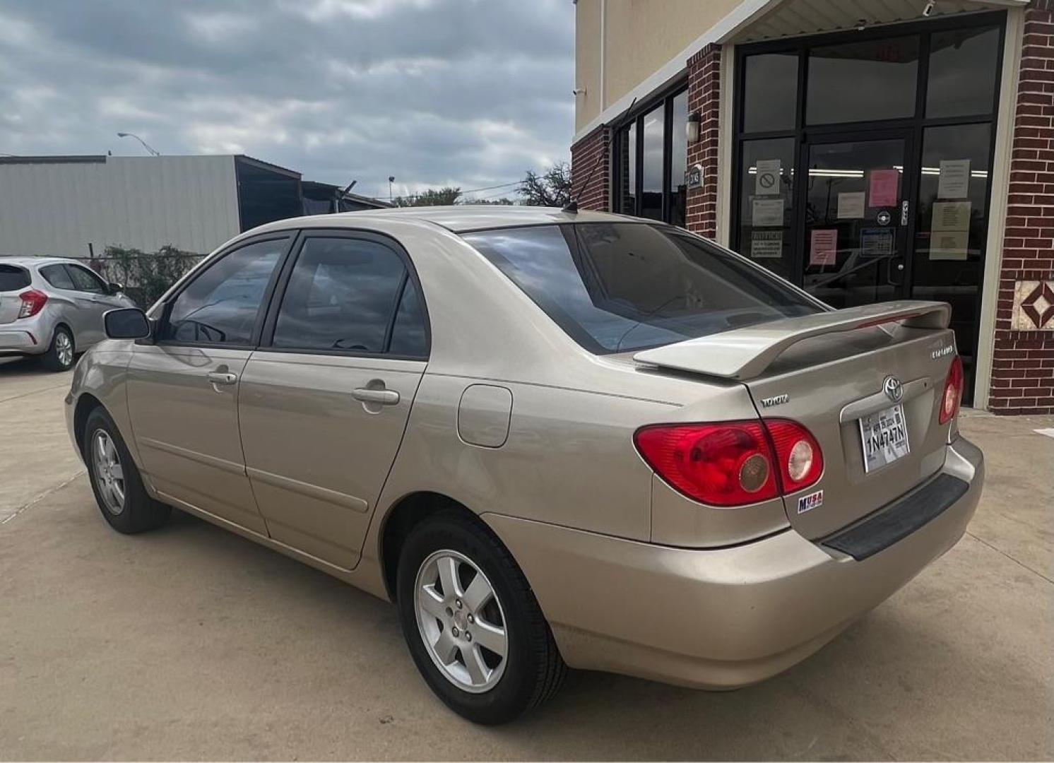 2005 Tan TOYOTA COROLLA CE (1NXBR32E45Z) with an 1.8L engine, Automatic transmission, located at 4415 NE 28th St, Haltom City, TX, 76117, (817) 222-9334, 32.795322, -97.280937 - Photo#2