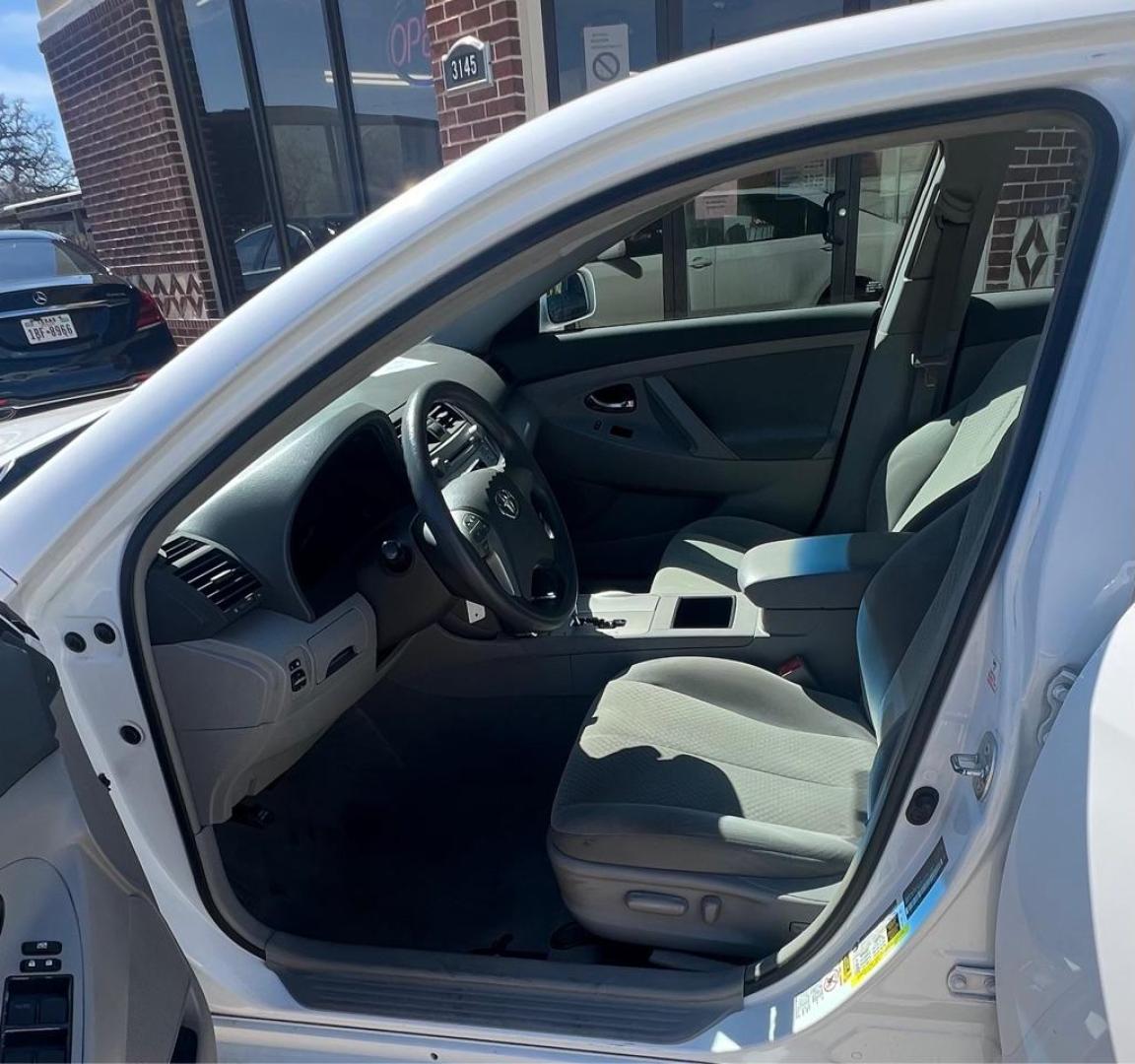 2009 White TOYOTA CAMRY BASE (4T1BE46K49U) with an 2.4L engine, Automatic transmission, located at 4415 NE 28th St, Haltom City, TX, 76117, (817) 222-9334, 32.795322, -97.280937 - Photo#11