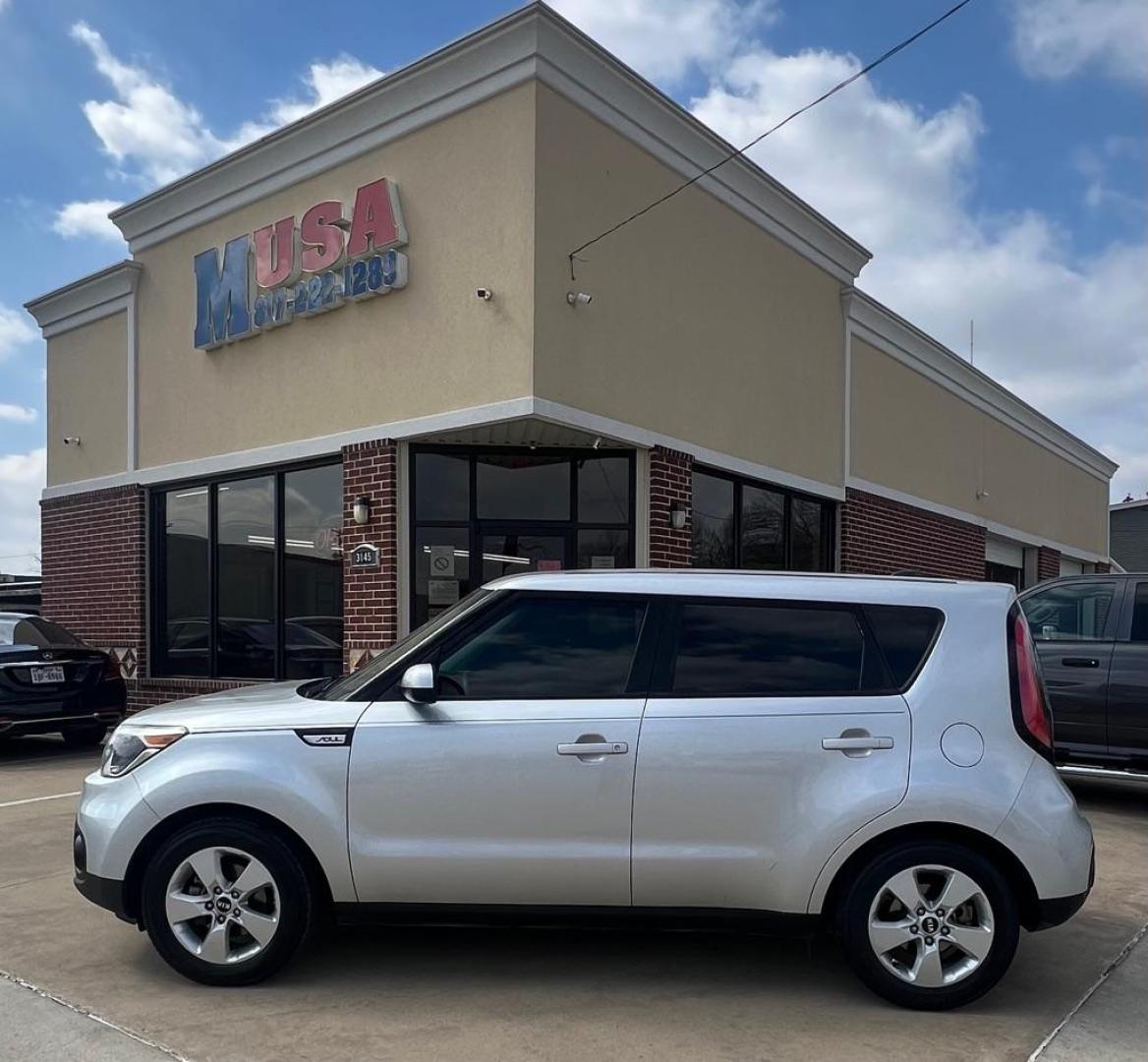 2018 Silver KIA SOUL (KNDJN2A21J7) with an 1.6L engine, Automatic transmission, located at 4415 NE 28th St, Haltom City, TX, 76117, (817) 222-9334, 32.795322, -97.280937 - Photo#0