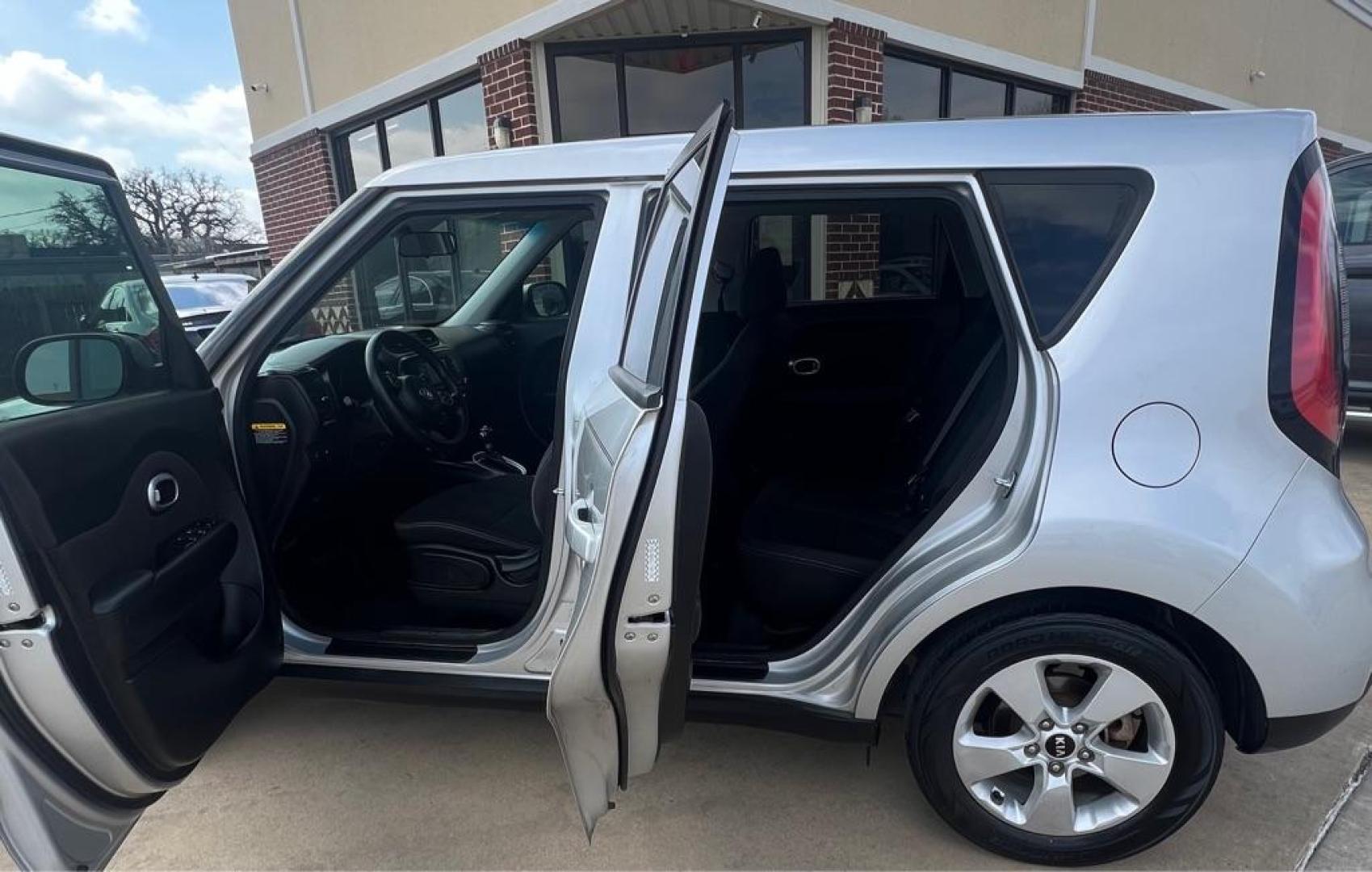 2018 Silver KIA SOUL (KNDJN2A21J7) with an 1.6L engine, Automatic transmission, located at 4415 NE 28th St, Haltom City, TX, 76117, (817) 222-9334, 32.795322, -97.280937 - Photo#9