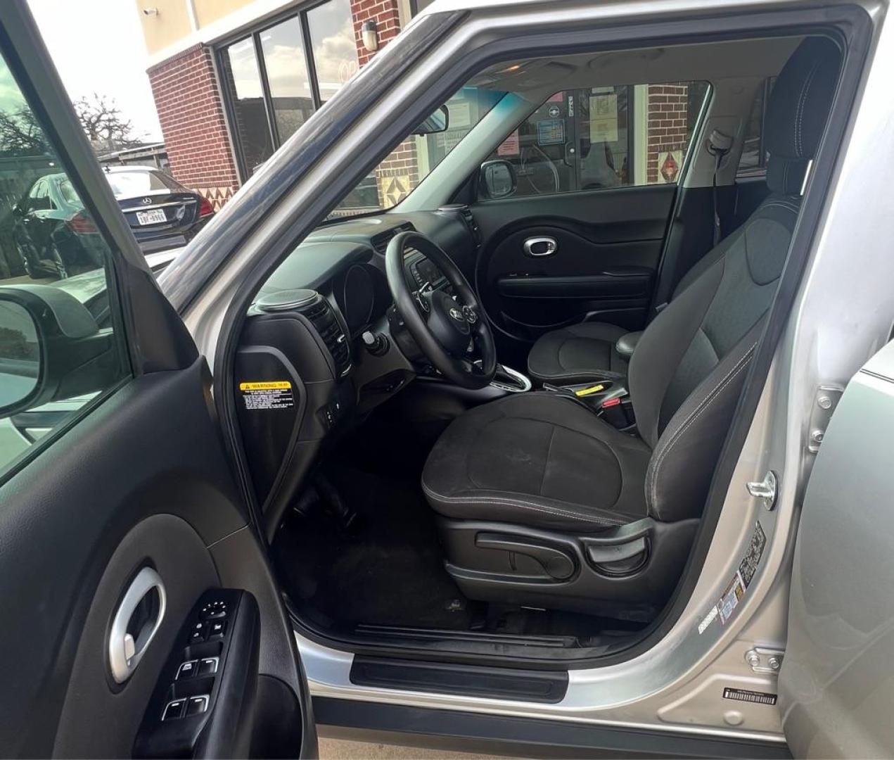 2018 Silver KIA SOUL (KNDJN2A21J7) with an 1.6L engine, Automatic transmission, located at 4415 NE 28th St, Haltom City, TX, 76117, (817) 222-9334, 32.795322, -97.280937 - Photo#10