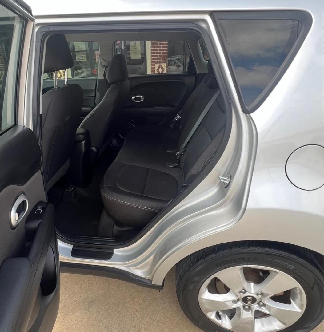 2018 Silver KIA SOUL (KNDJN2A21J7) with an 1.6L engine, Automatic transmission, located at 4415 NE 28th St, Haltom City, TX, 76117, (817) 222-9334, 32.795322, -97.280937 - Photo#11