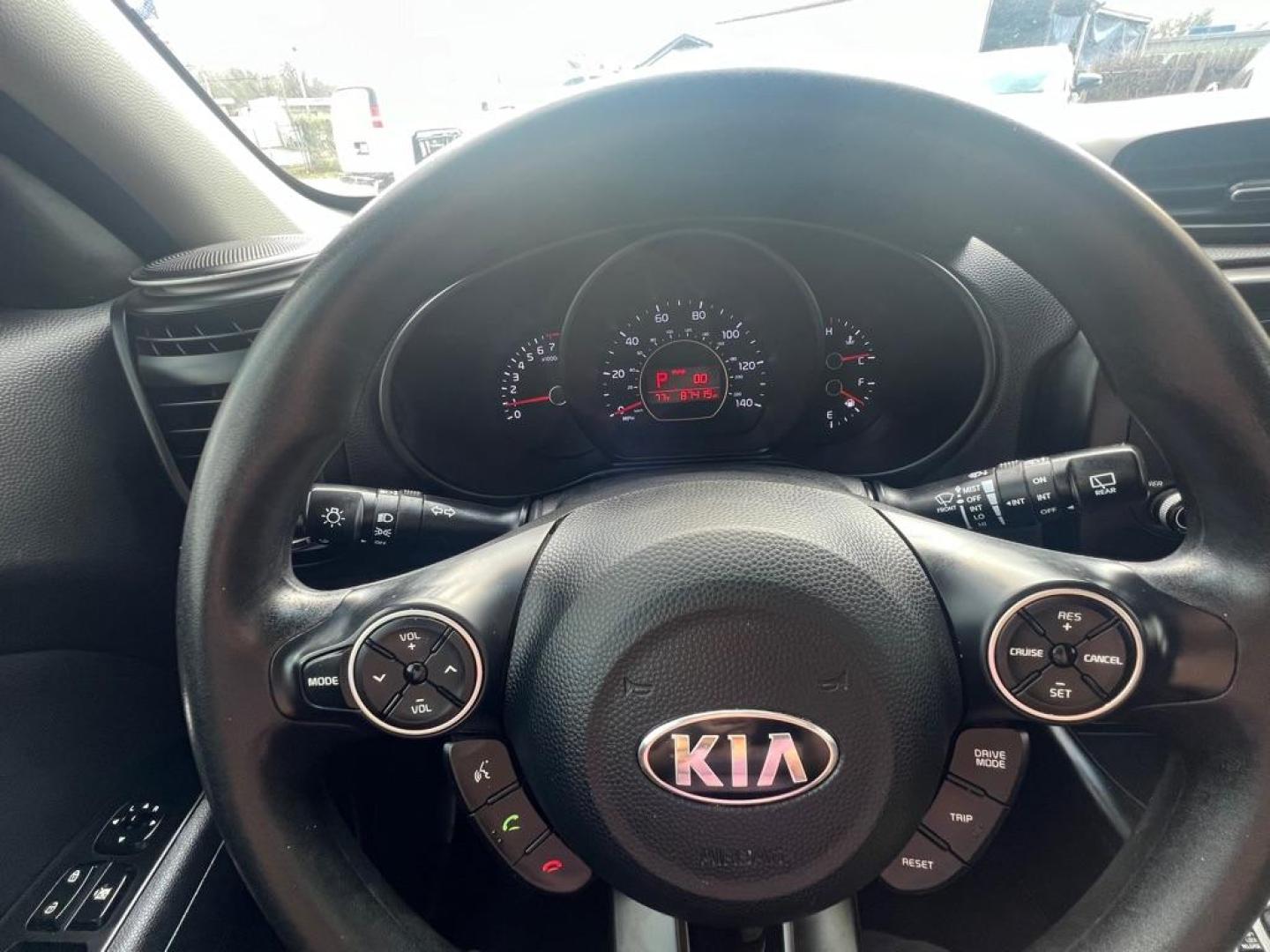 2018 Silver KIA SOUL (KNDJN2A21J7) with an 1.6L engine, Automatic transmission, located at 4415 NE 28th St, Haltom City, TX, 76117, (817) 222-9334, 32.795322, -97.280937 - Photo#14