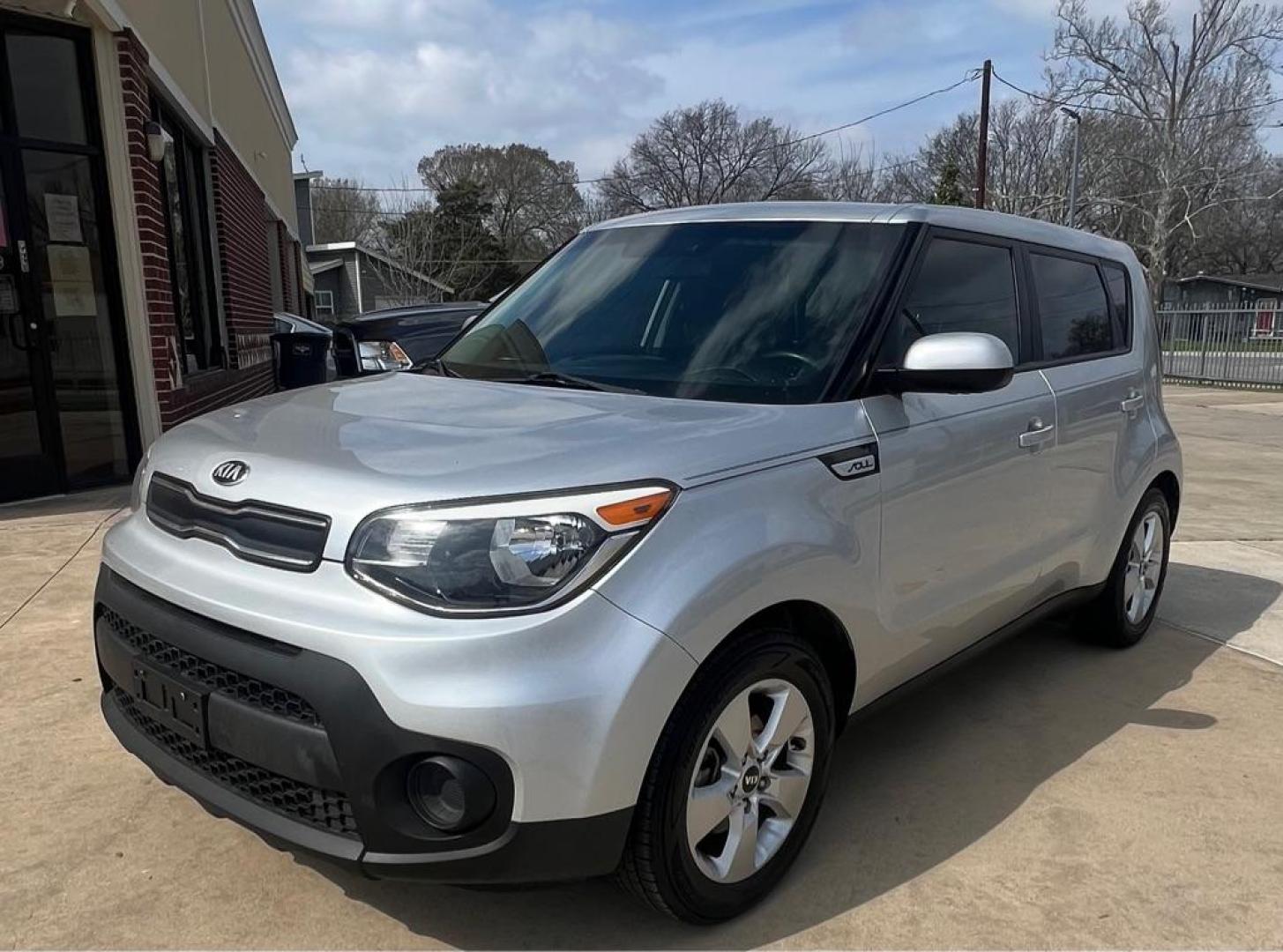 2018 Silver KIA SOUL (KNDJN2A21J7) with an 1.6L engine, Automatic transmission, located at 4415 NE 28th St, Haltom City, TX, 76117, (817) 222-9334, 32.795322, -97.280937 - Photo#1